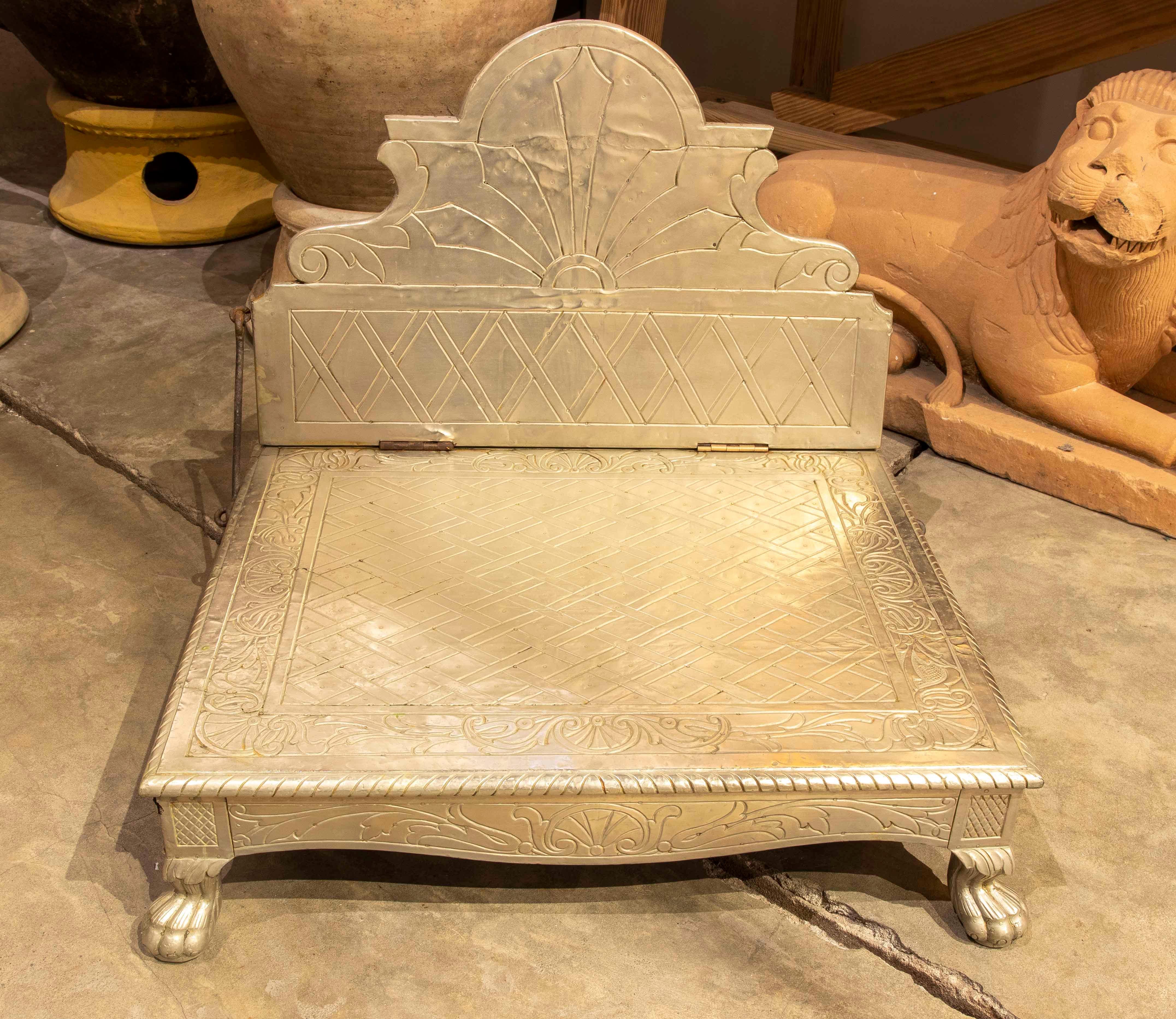 Chaise indienne décorée en bois plaqué métal avec dossier inclinable Bon état - En vente à Marbella, ES