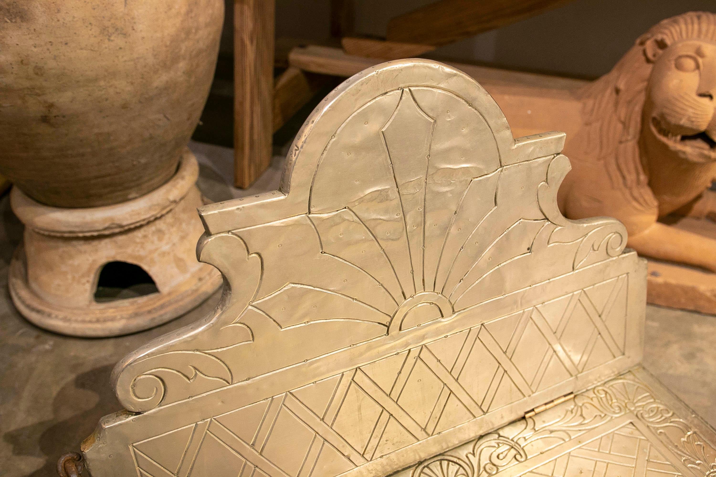 Chaise indienne décorée en bois plaqué métal avec dossier inclinable en vente 1