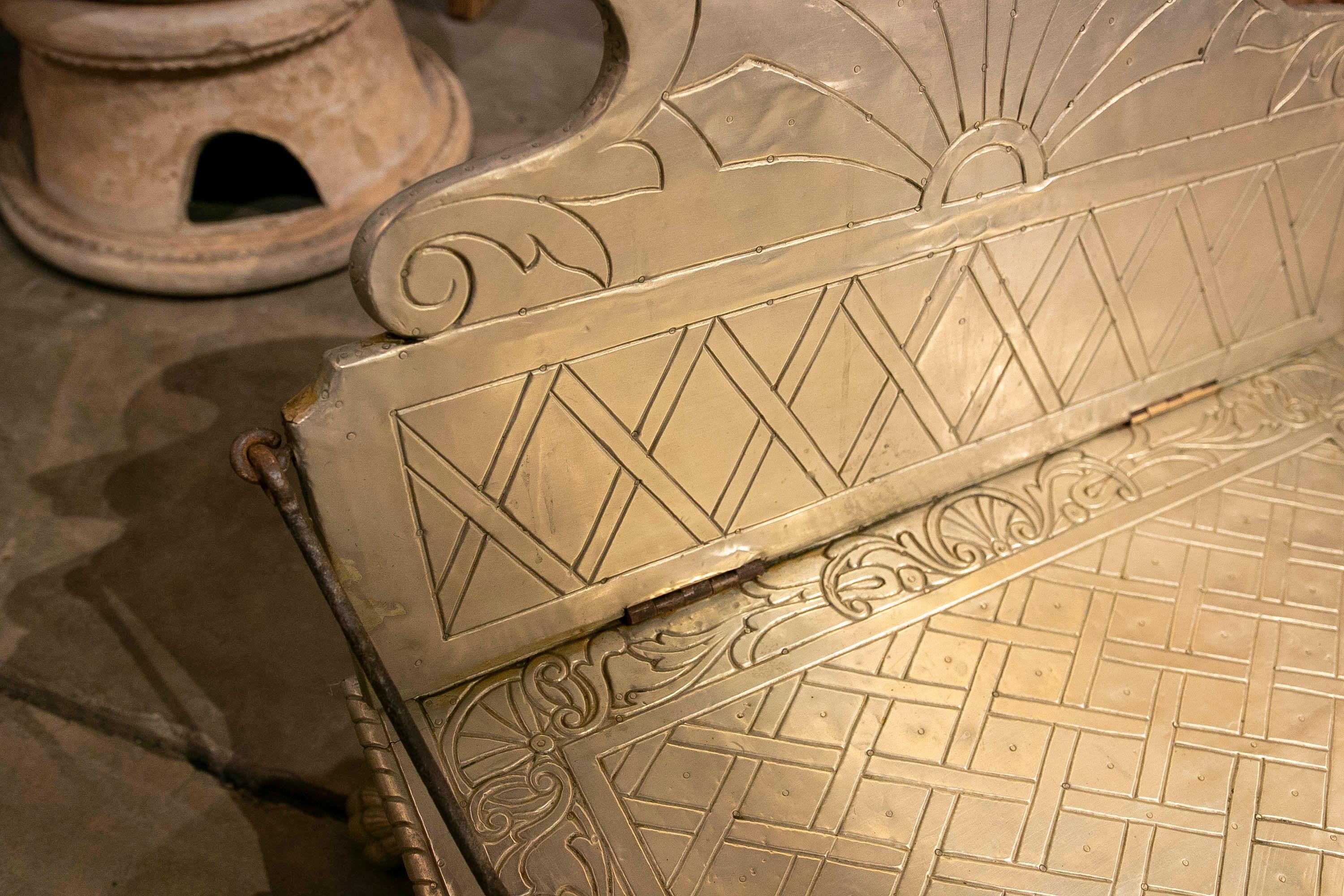 Chaise indienne décorée en bois plaqué métal avec dossier inclinable en vente 2