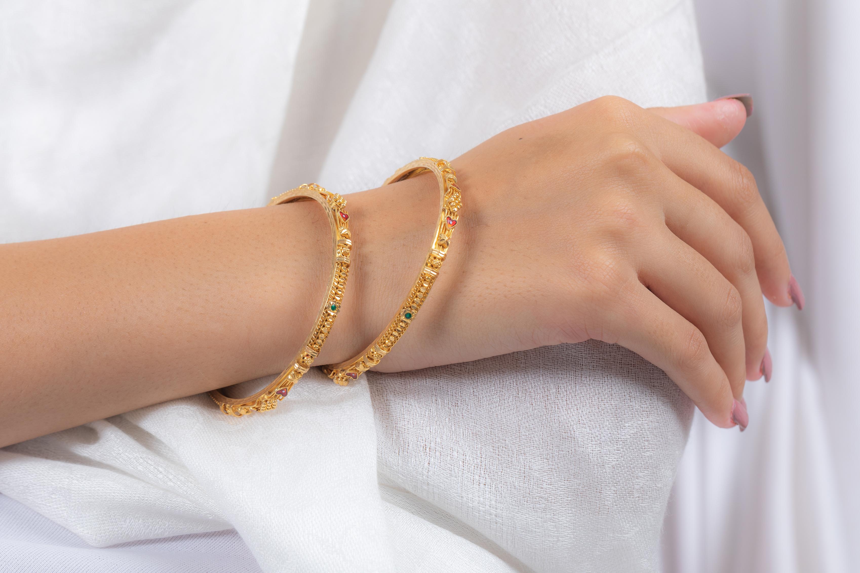 Indian style engraved Bangle in 18K Gold. It’s a great jewelry ornament to wear on occasions and at the same time works as a wonderful gift for your loved ones. These lovely statement pieces are perfect generation jewelry to pass on.
Bangles feel