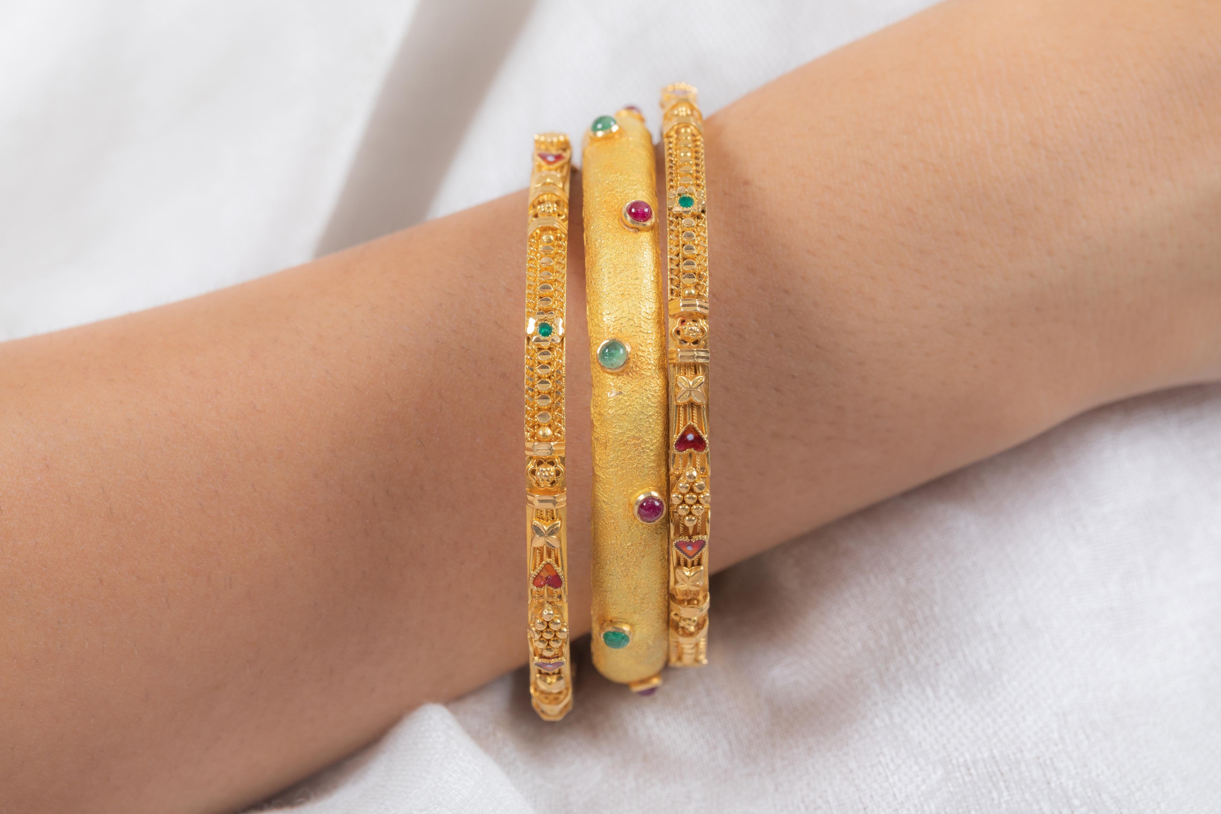 Contemporain Bracelet jonc en or jaune 18 carats à motif indien pour femmes en vente