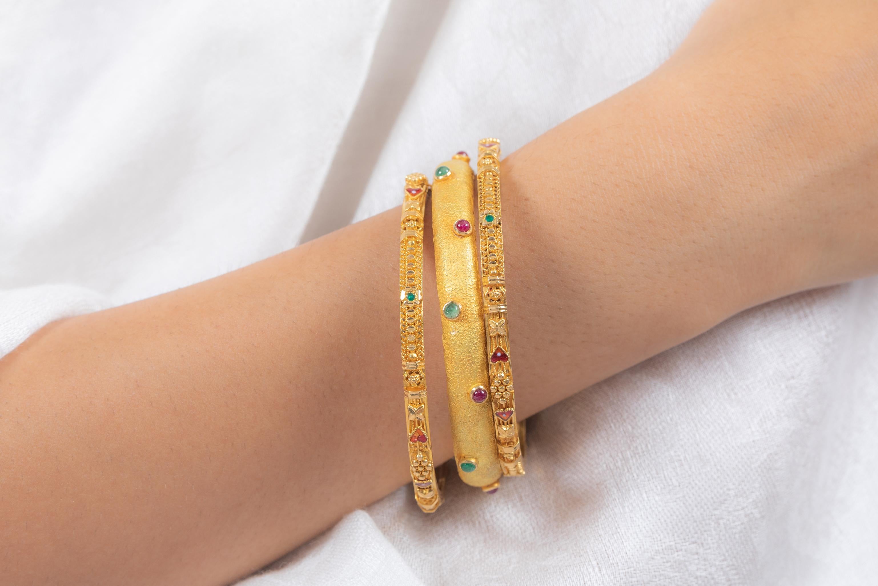 Bracelet jonc en or jaune 18 carats à motif indien pour femmes Neuf - En vente à Houston, TX