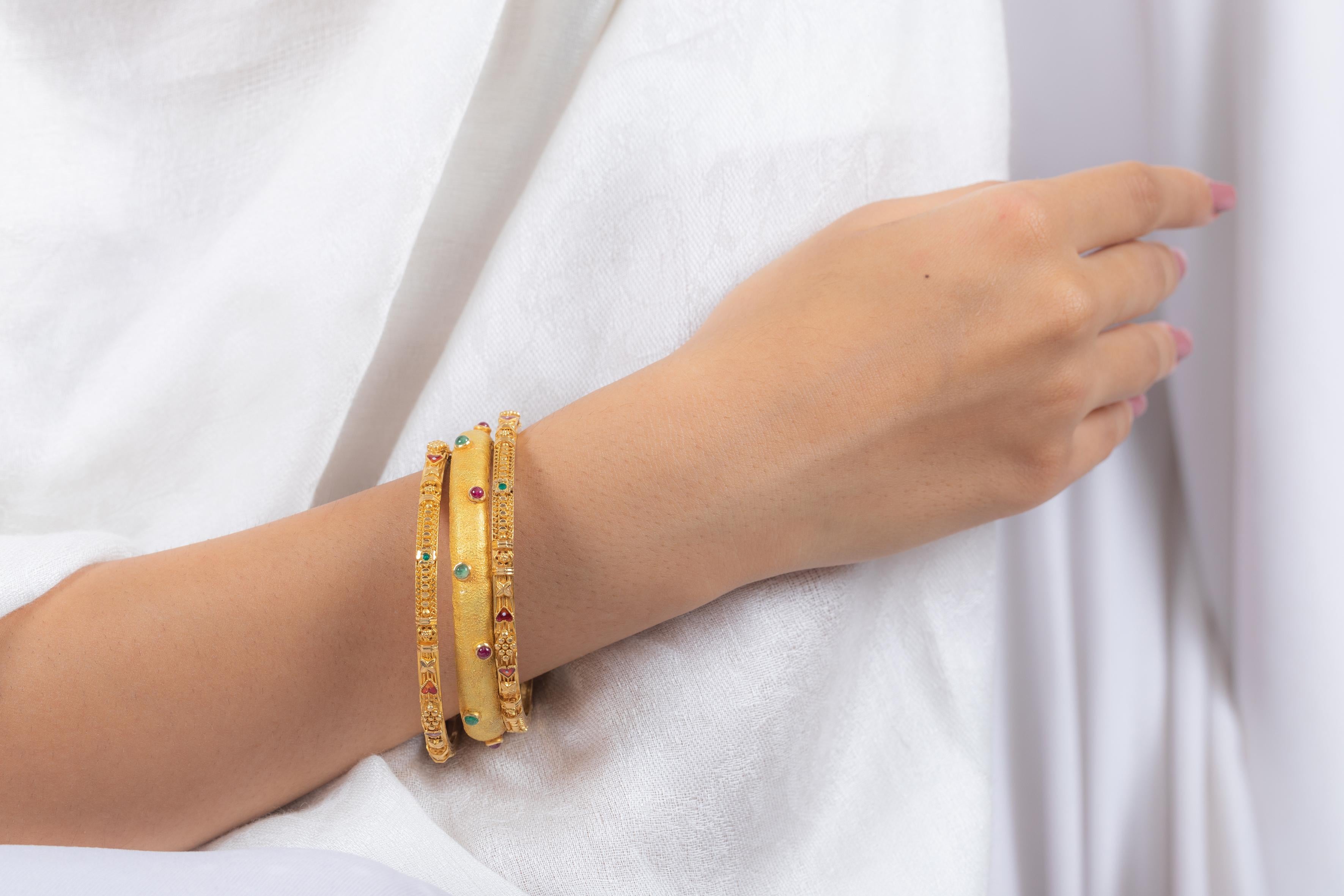 Bracelet jonc en or jaune 18 carats à motif indien pour femmes Pour femmes en vente