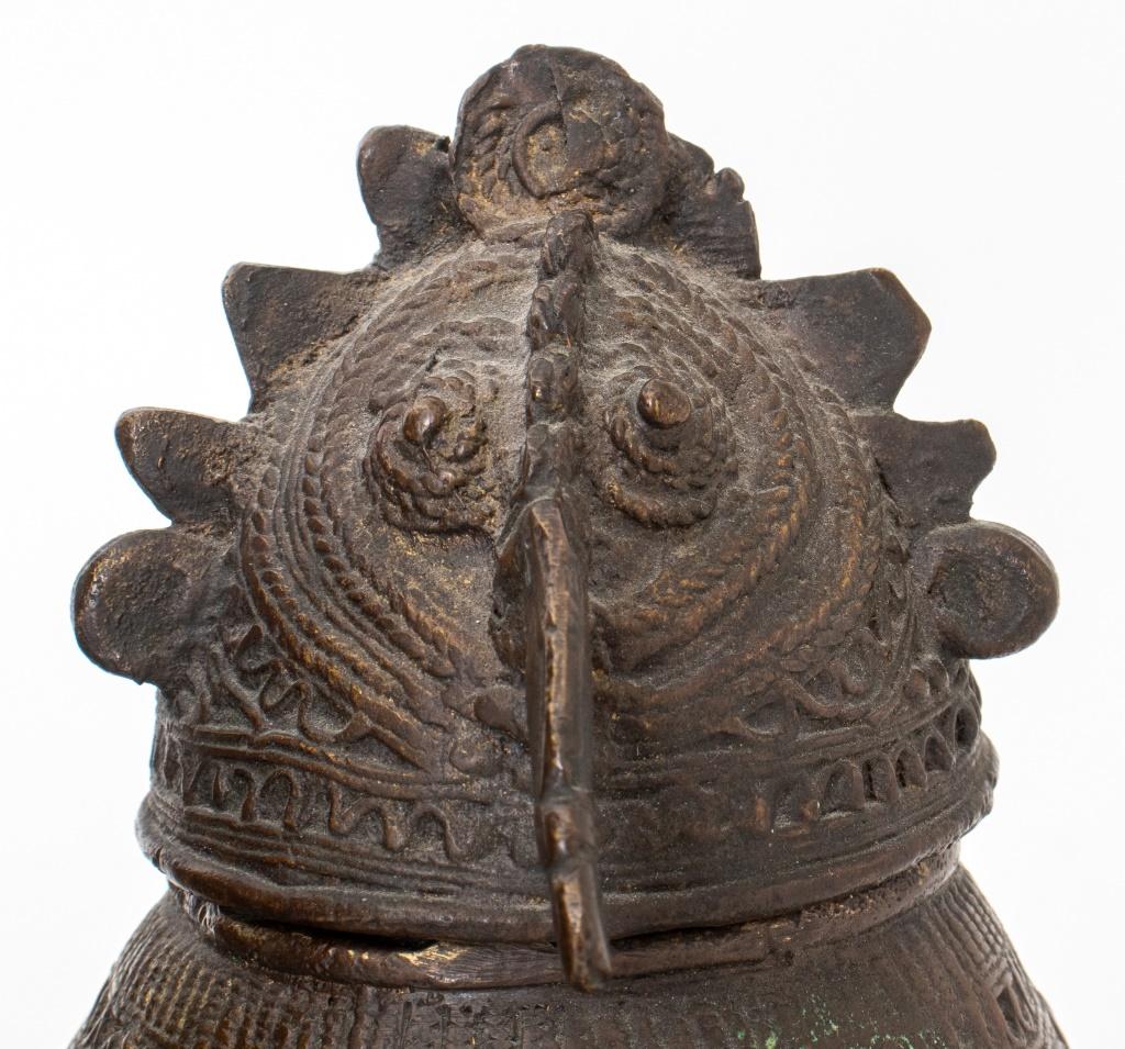 Zwei indische Dhokra-Bronzegefäße in Form von Eulen, jeweils mit Scharnierdeckel in Form eines Eulenkopfes über einem kunstvoll verzierten Körper, der von zwei Füßen und einem Schwanz getragen wird, offenbar ungemarkt.

Abmessungen: 10