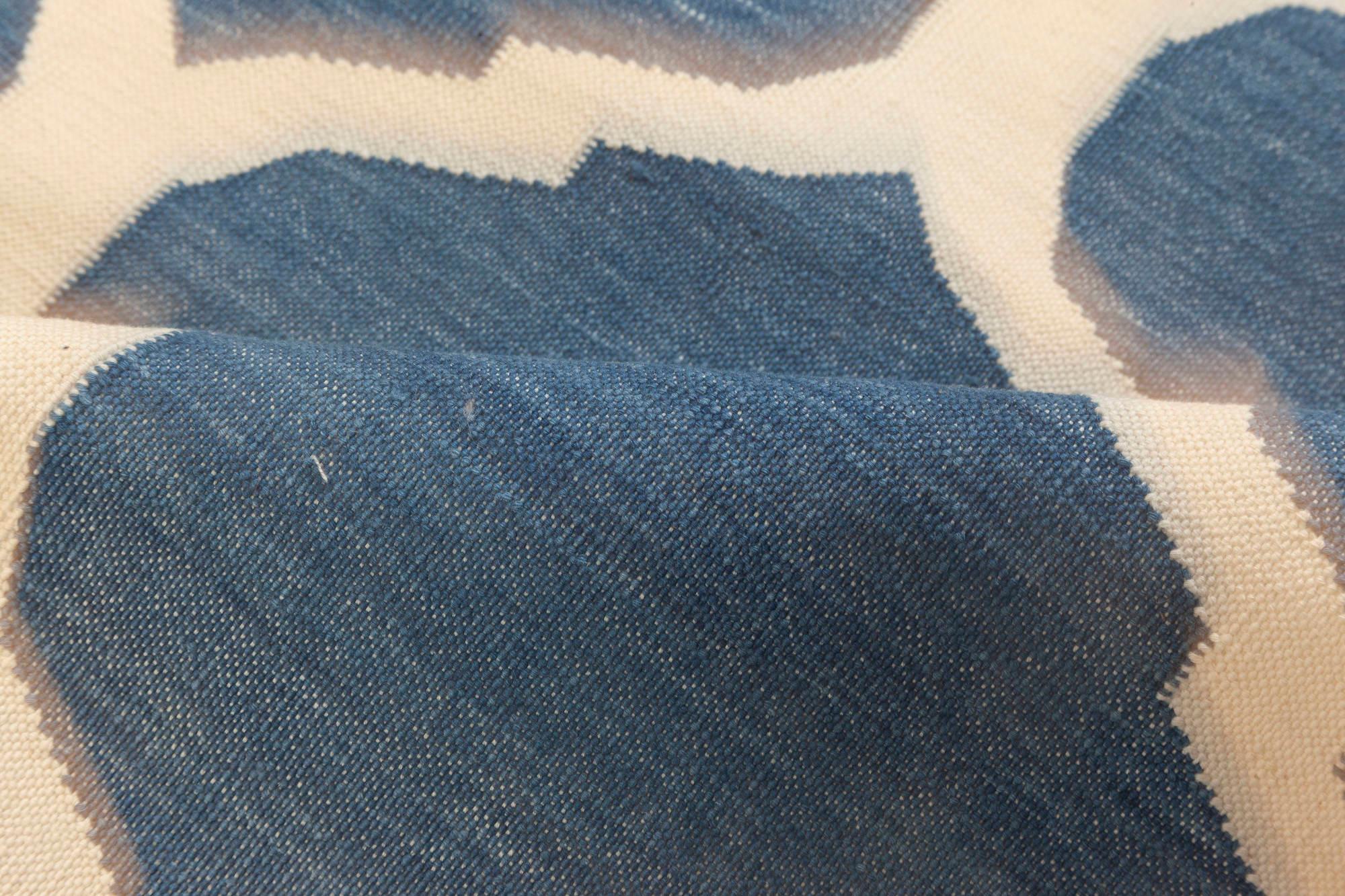 Indischer Baumwollteppich im Dhurrie-Design in Blau und Weiß, handgefertigt von Doris Leslie Blau.
Größe: 4'2