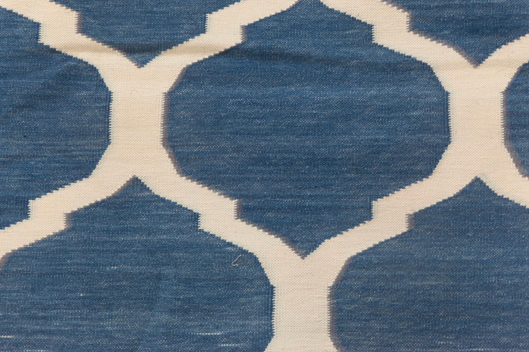 Indischer blauer und weißer handgefertigter Baumwollteppich im Dhurrie-Design von Doris Leslie Blau (Moderne) im Angebot