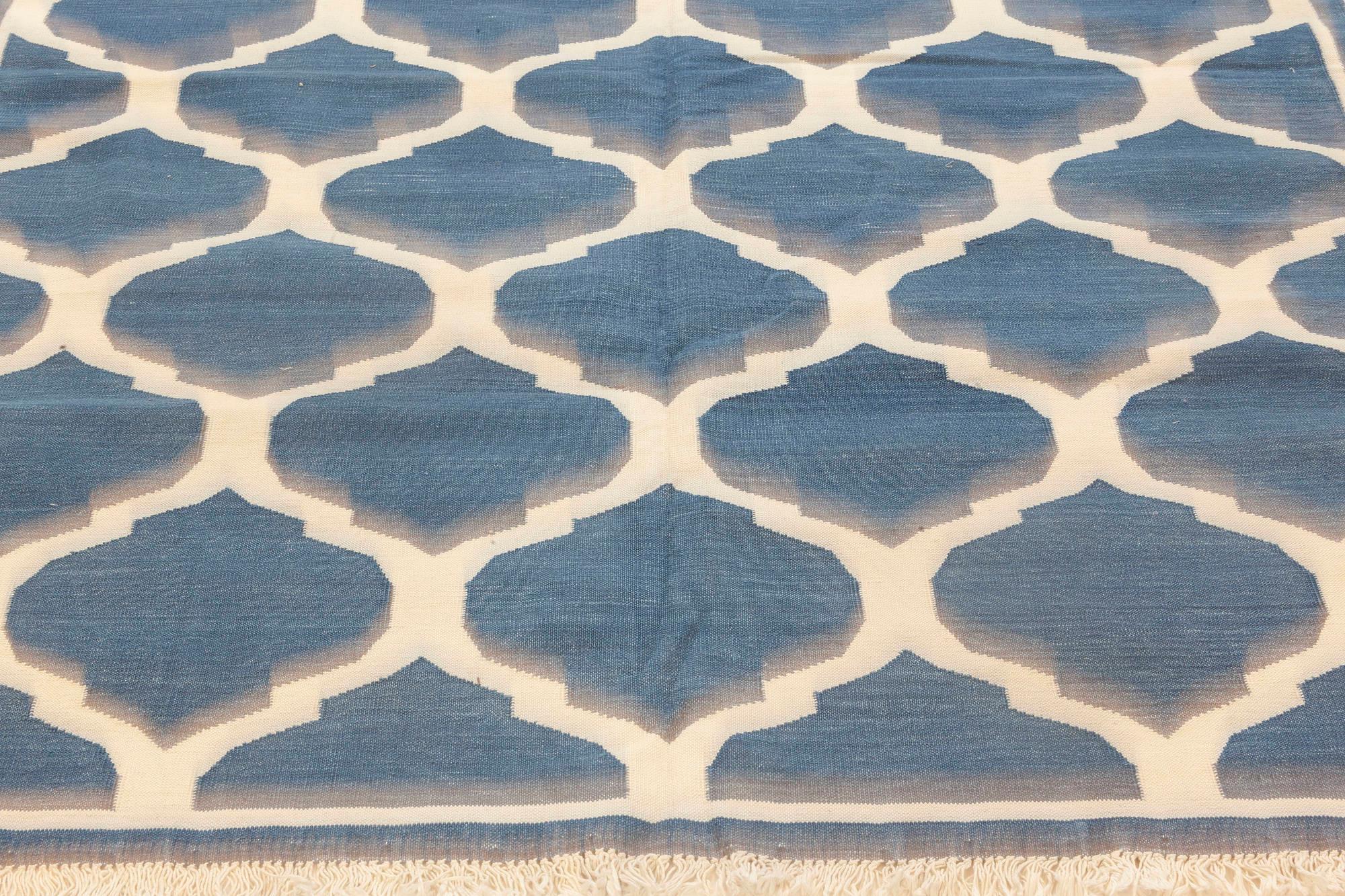 Indischer blauer und weißer handgefertigter Baumwollteppich im Dhurrie-Design von Doris Leslie Blau (Handgewebt) im Angebot
