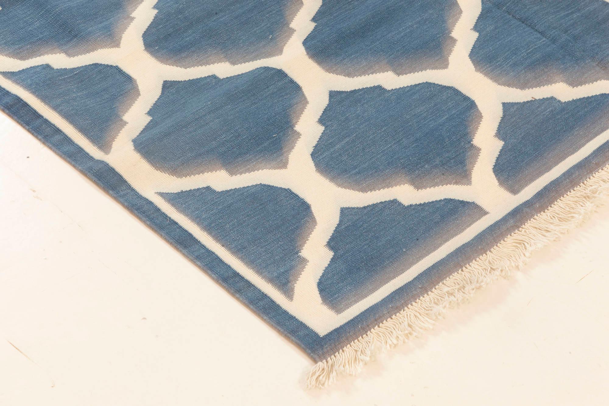 Indischer blauer und weißer handgefertigter Baumwollteppich im Dhurrie-Design von Doris Leslie Blau im Zustand „Neu“ im Angebot in New York, NY