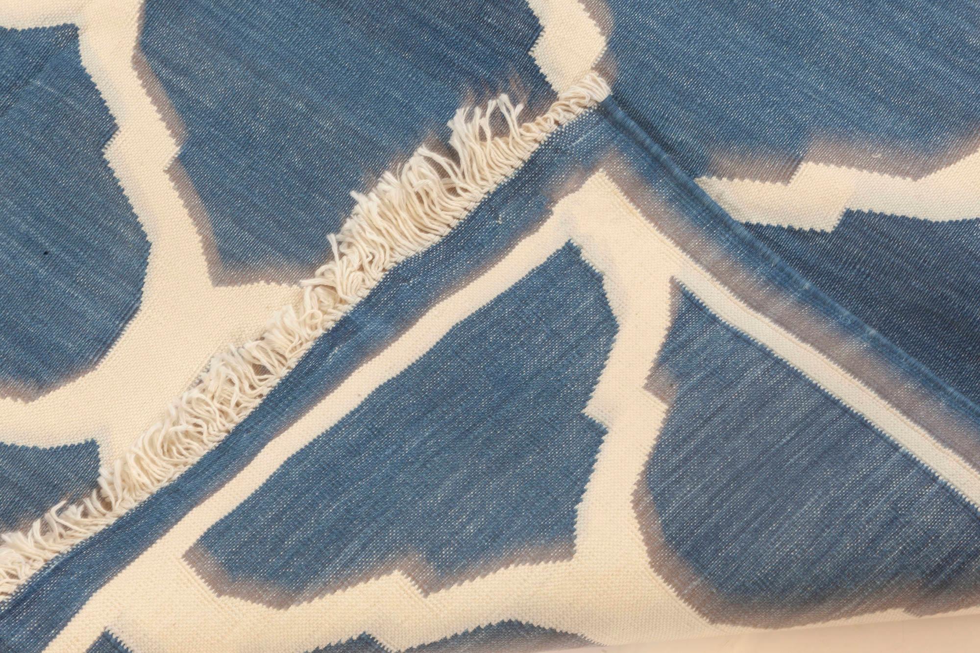 Tapis indien Dhurrie en coton bleu et blanc fait à la main par Doris Leslie Blau Neuf - En vente à New York, NY