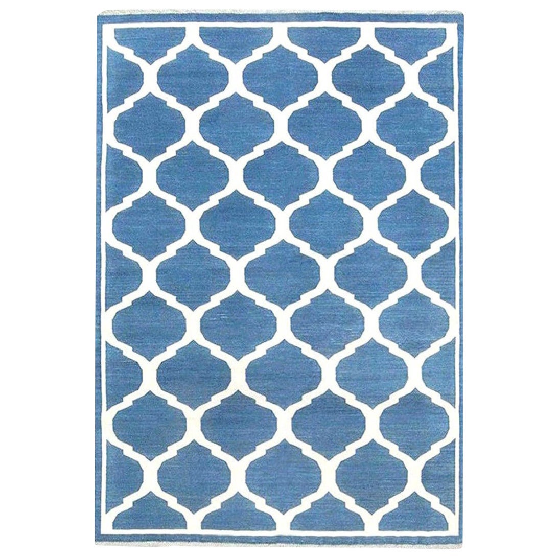 Indischer blauer und weißer handgefertigter Baumwollteppich im Dhurrie-Design von Doris Leslie Blau im Angebot