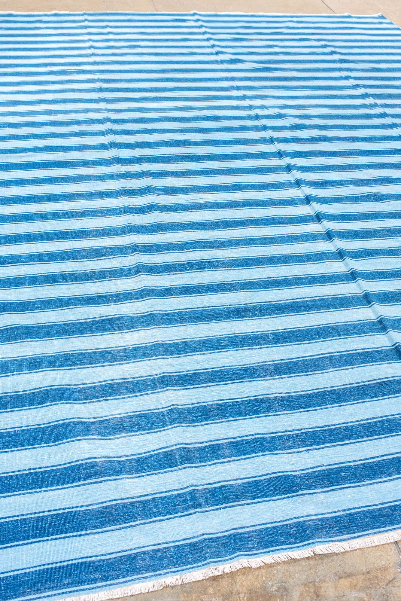 Indien Tapis indien Dhurrie à rayures bleu foncé et bleu clair en vente