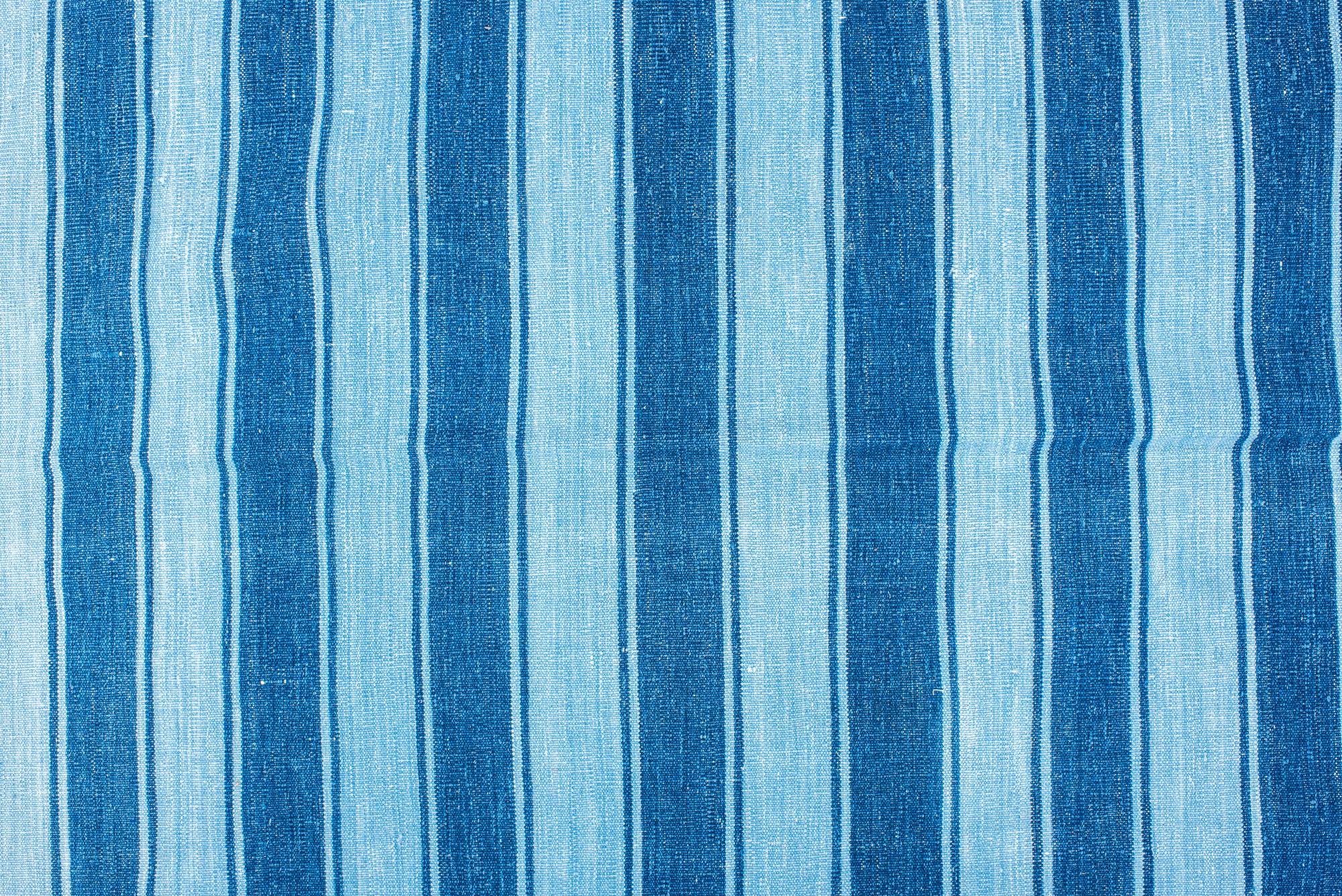 Noué à la main Tapis indien Dhurrie à rayures bleu foncé et bleu clair en vente
