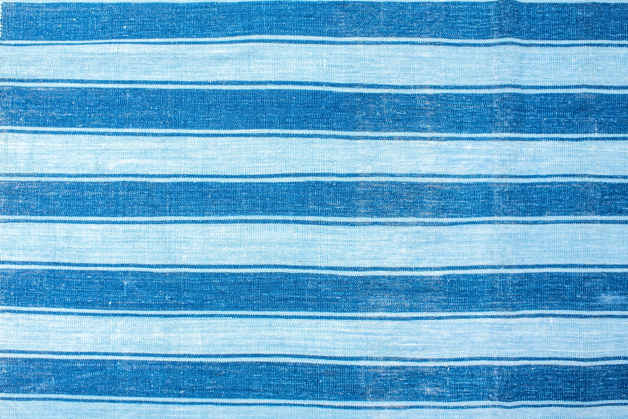 Tapis indien Dhurrie à rayures bleu foncé et bleu clair Bon état - En vente à New York, NY