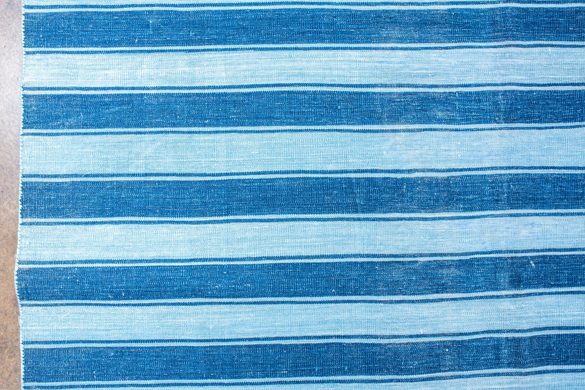 XXIe siècle et contemporain Tapis indien Dhurrie à rayures bleu foncé et bleu clair en vente