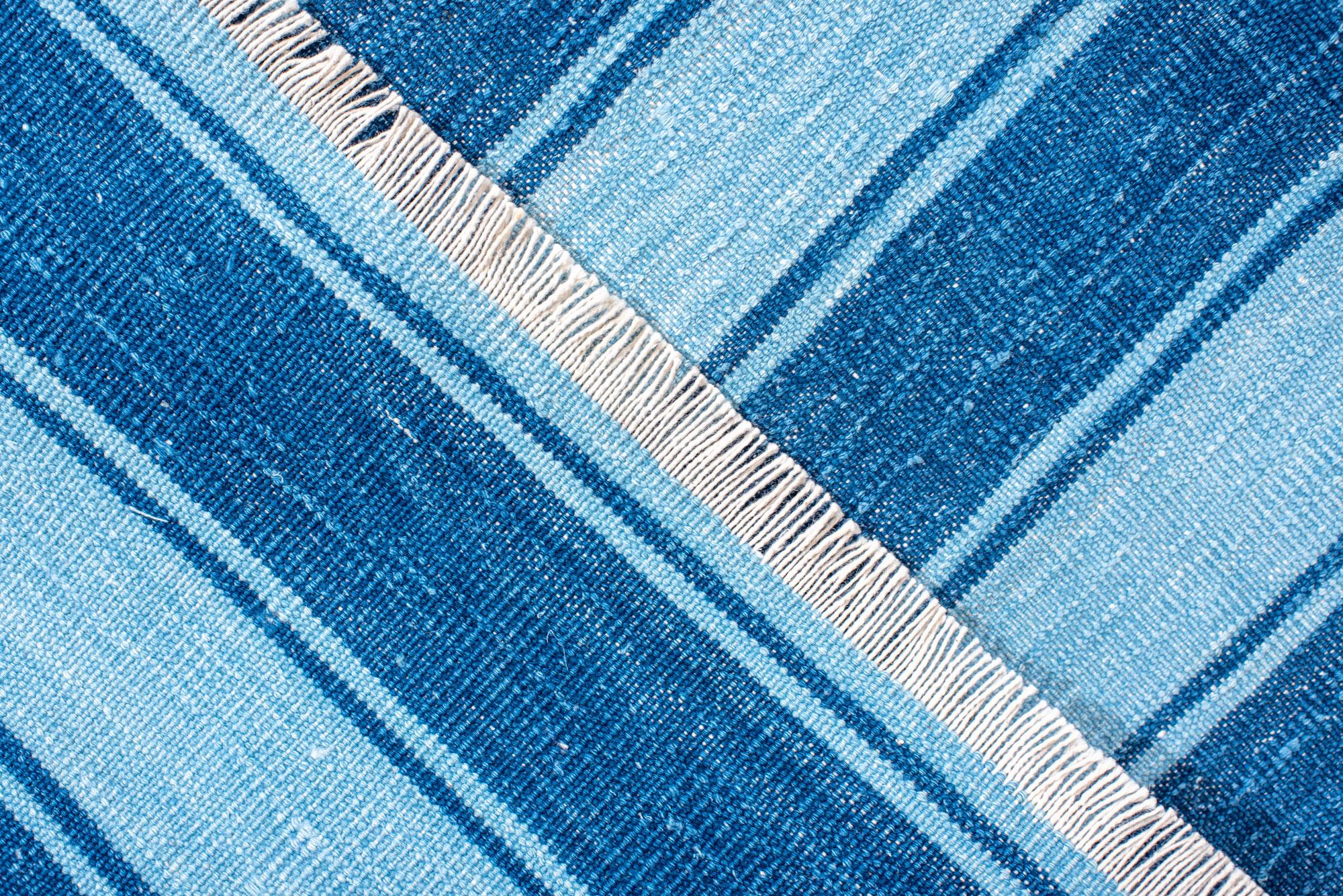 Coton Tapis indien Dhurrie à rayures bleu foncé et bleu clair en vente