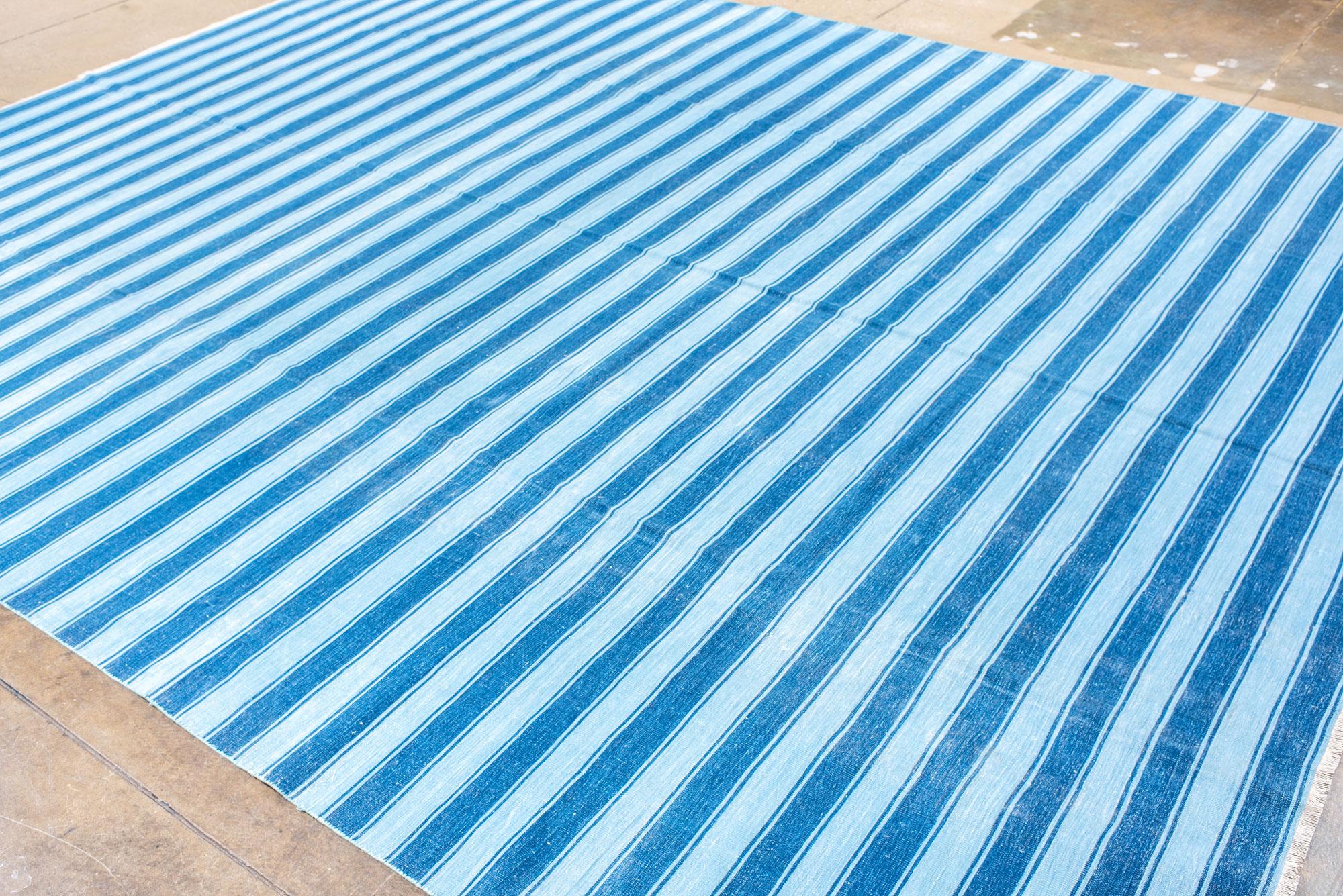 Tapis indien Dhurrie à rayures bleu foncé et bleu clair en vente 1