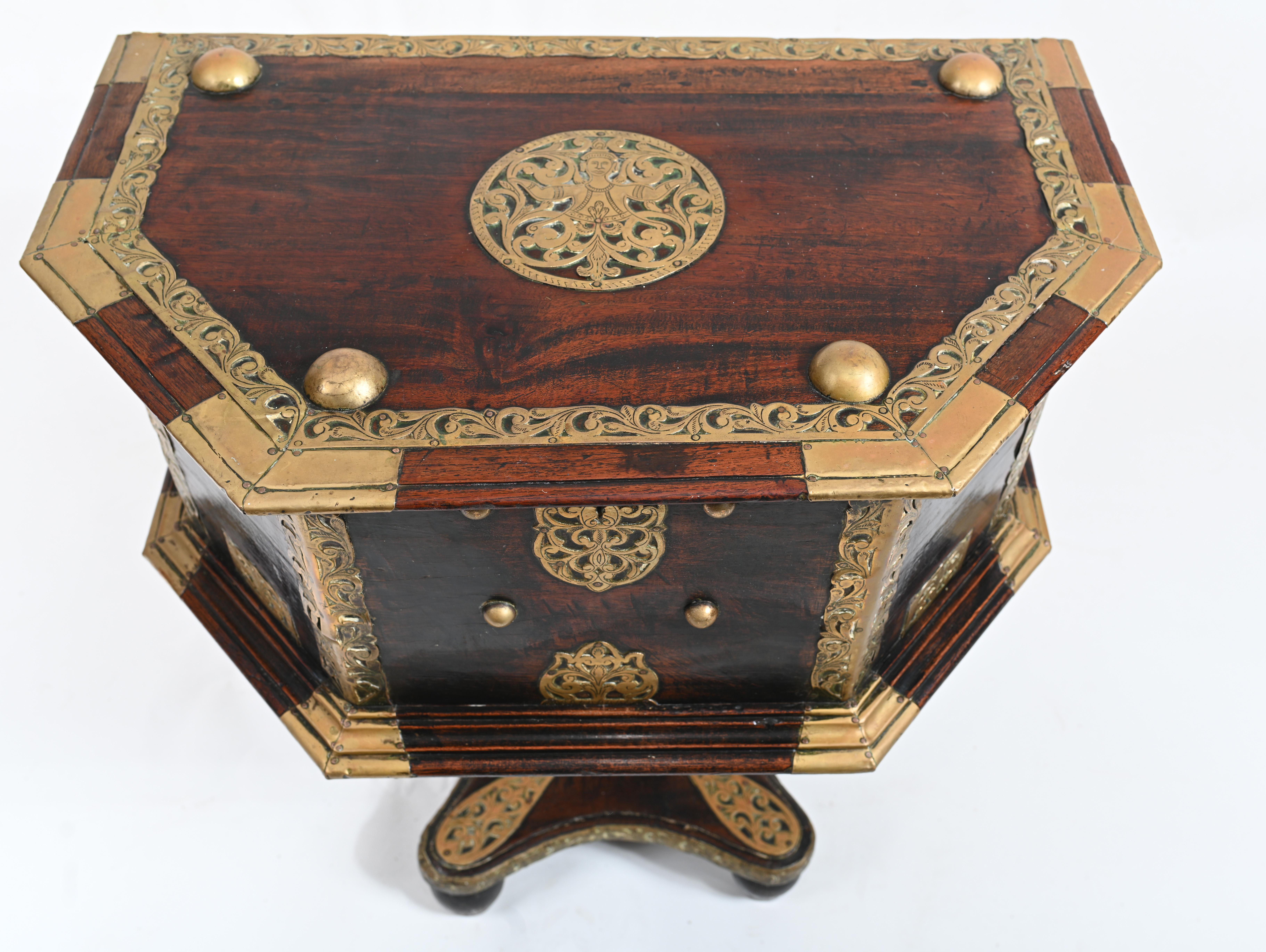Indian Dowry Chest Cabinet Hindhu Antiques Brass In Good Condition For Sale In Potters Bar, GB