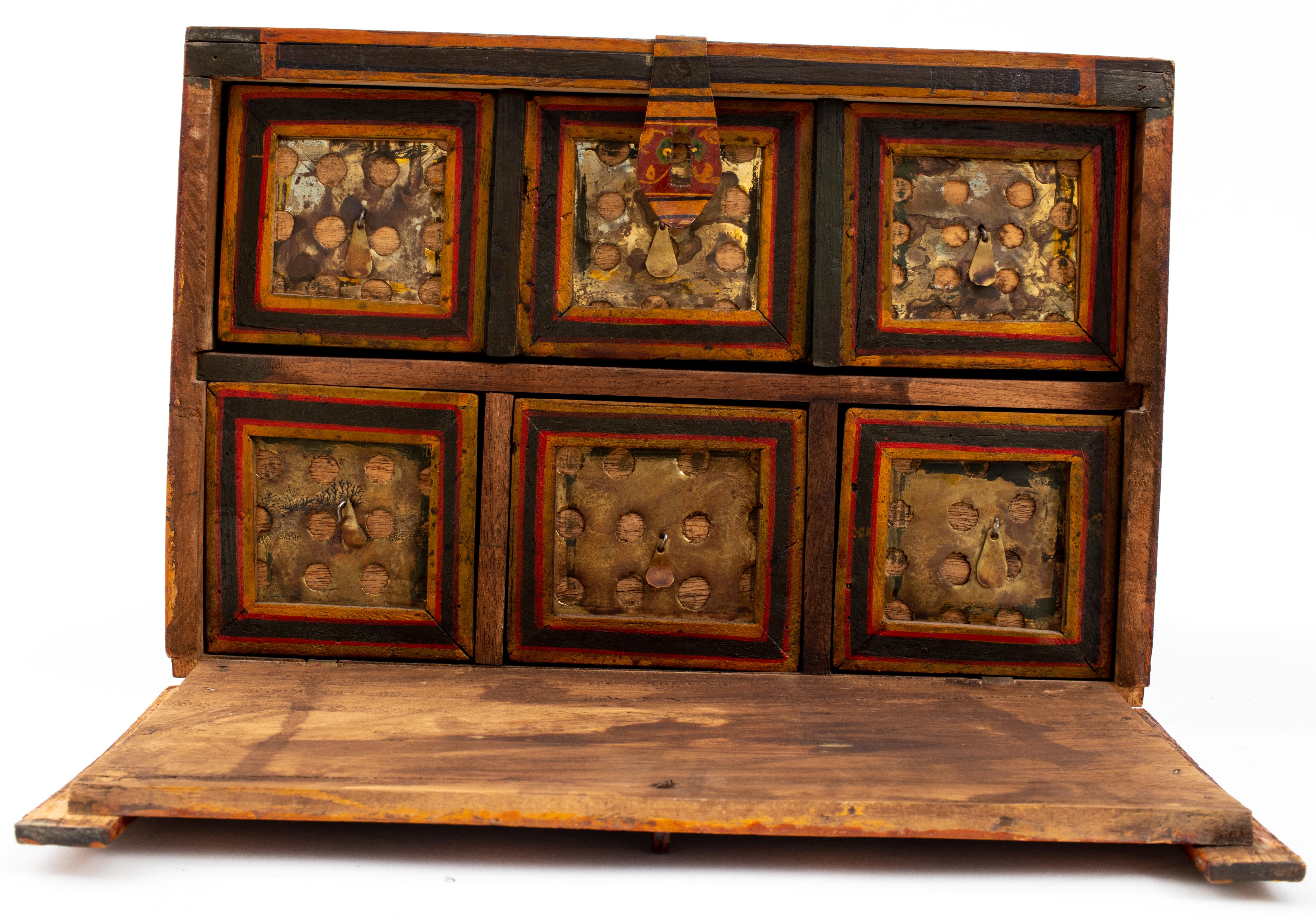 Bois Boîte de rangement pour tiroirs indienne avec chimères et Ganesh peintes à la main en vente