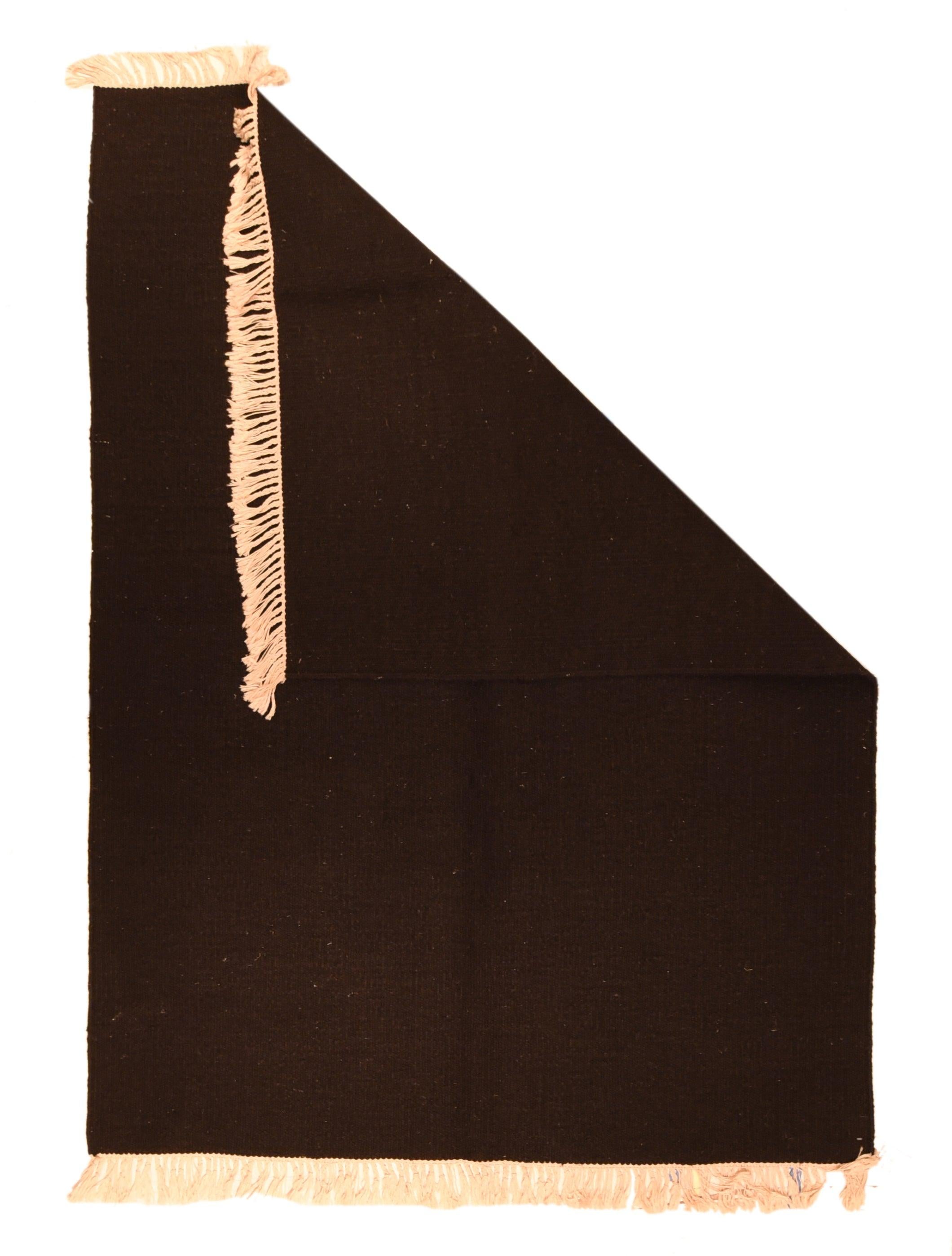 Tapis indien Durie 4'10'' x 6'7''. Avec un minimum de tonalités et de motifs, cette étoffe monochrome noire à face de trame est réversible avec un tissage moyen. Chaîne en coton.
