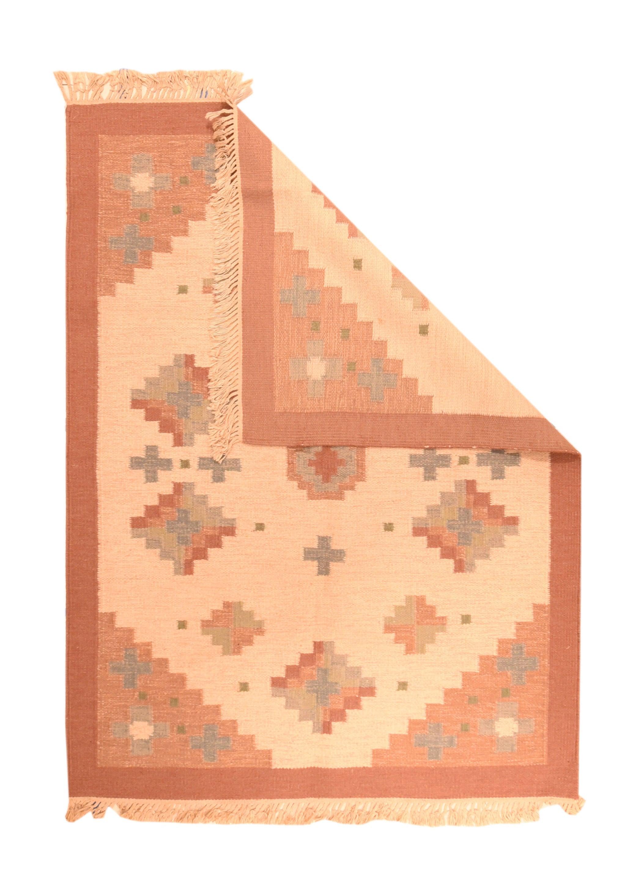 Tappeto indiano Durie 4'4'' x 6'5''. Il campo di sabbia esagonale a gradini mostra un ottagono centrale a gradini e quattro diamanti a gradini di colore diverso. Croci di colore verde pallido agli angoli. Bordo semplice in corallo. Trame di lana,