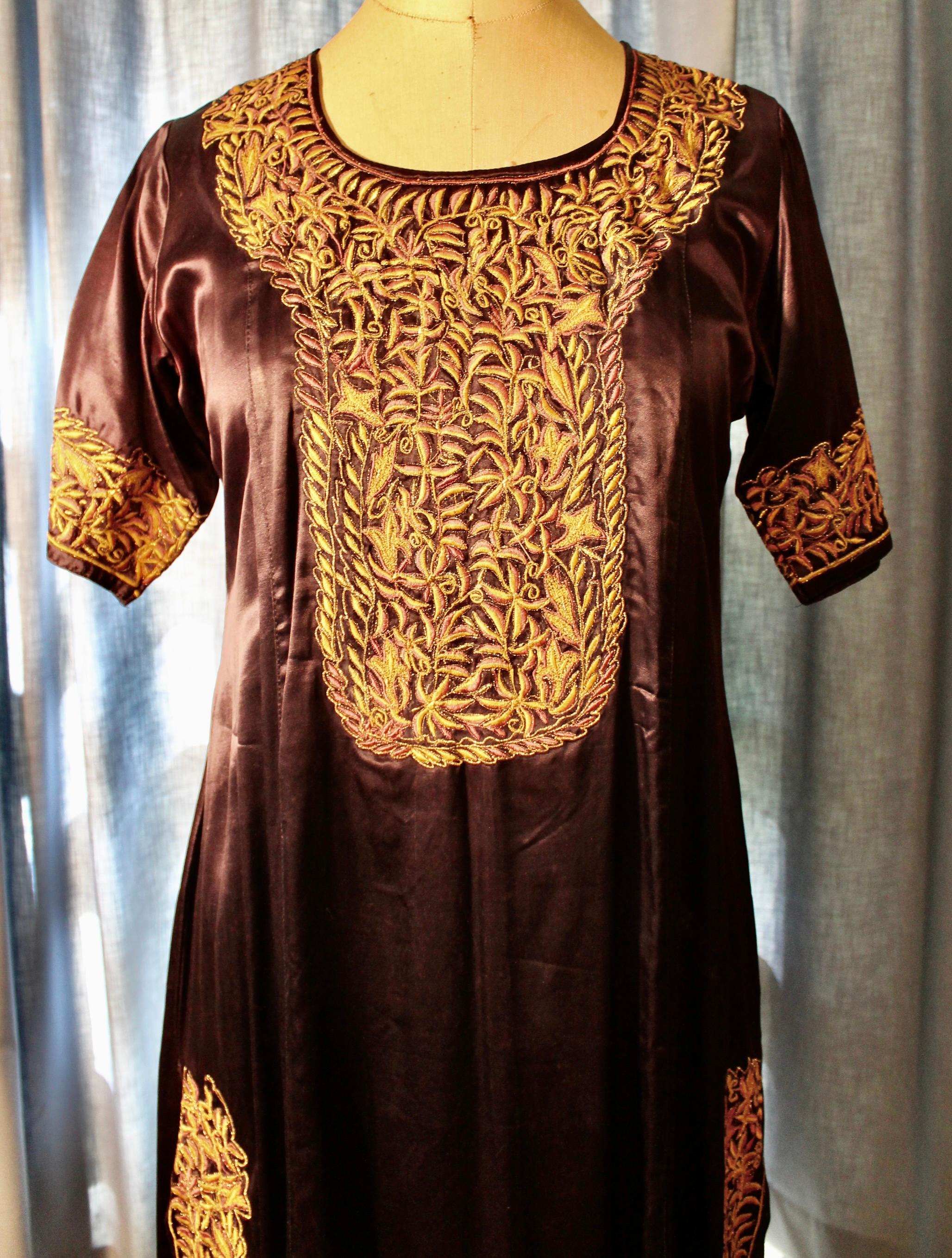 Robe caftan brodée indienne en vente 7