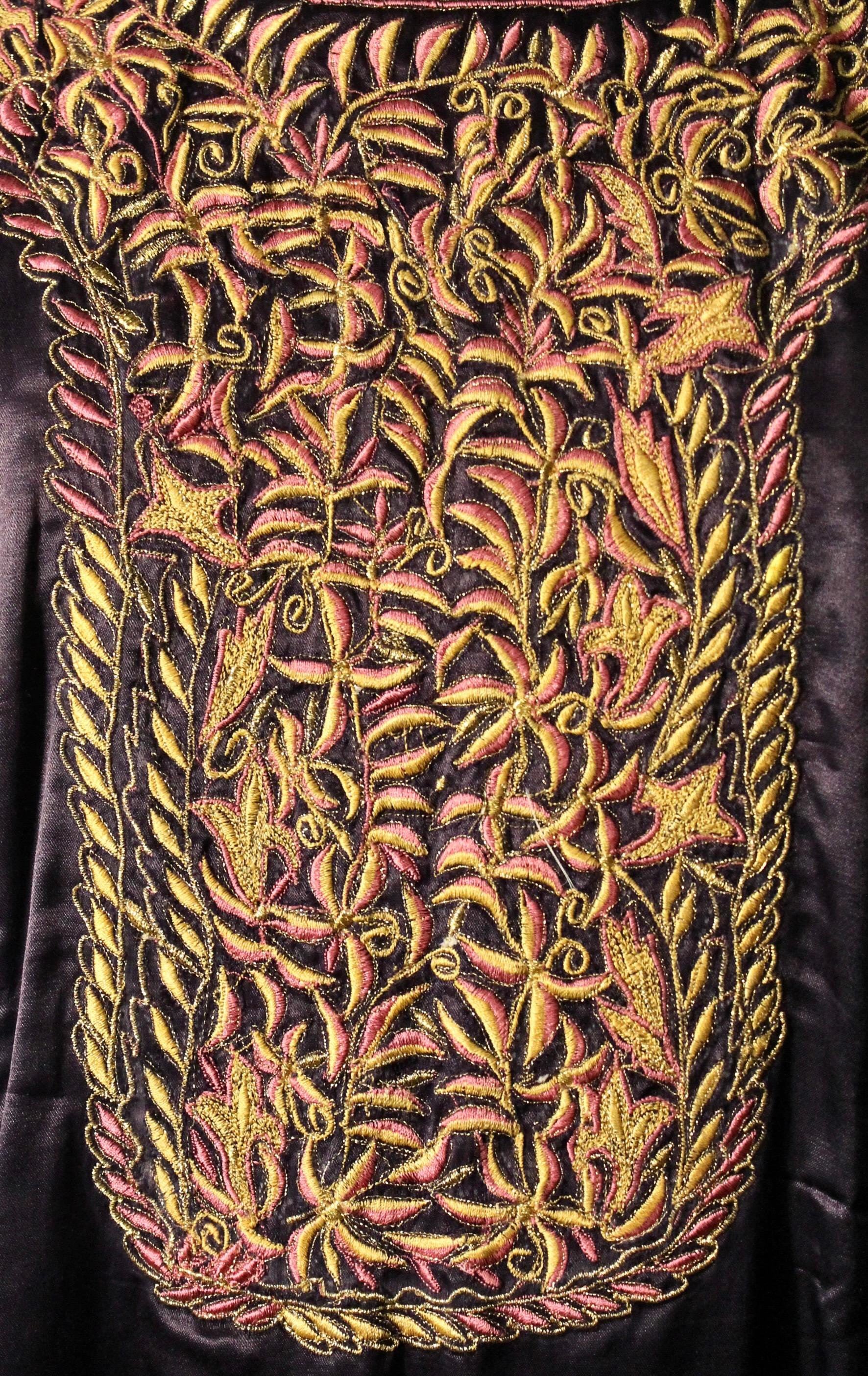 Robe caftan brodée indienne en vente 8