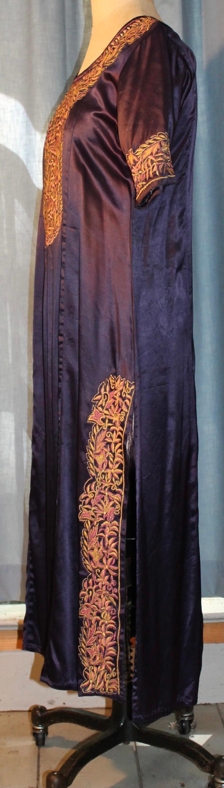 Robe caftan brodée indienne Bon état - En vente à Sharon, CT