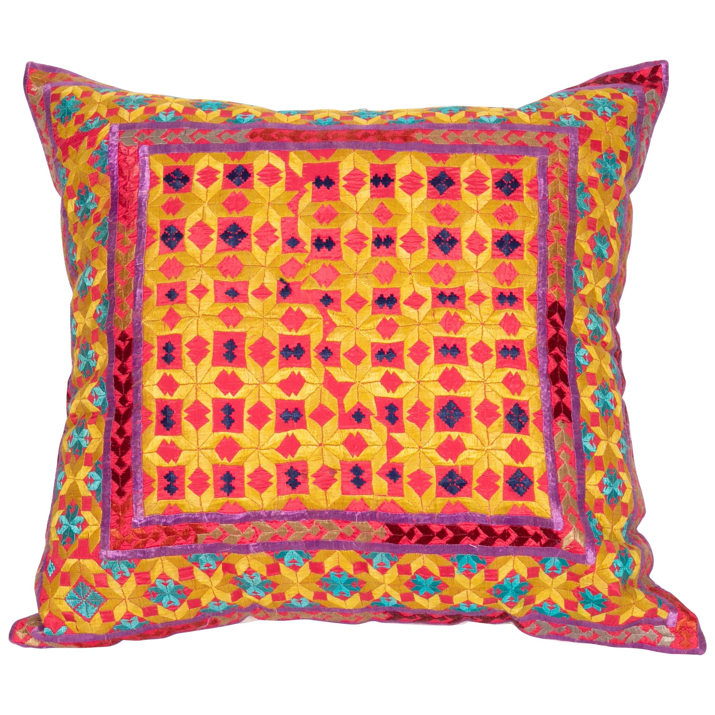 Funda de almohada bordada india, mediados del siglo XX