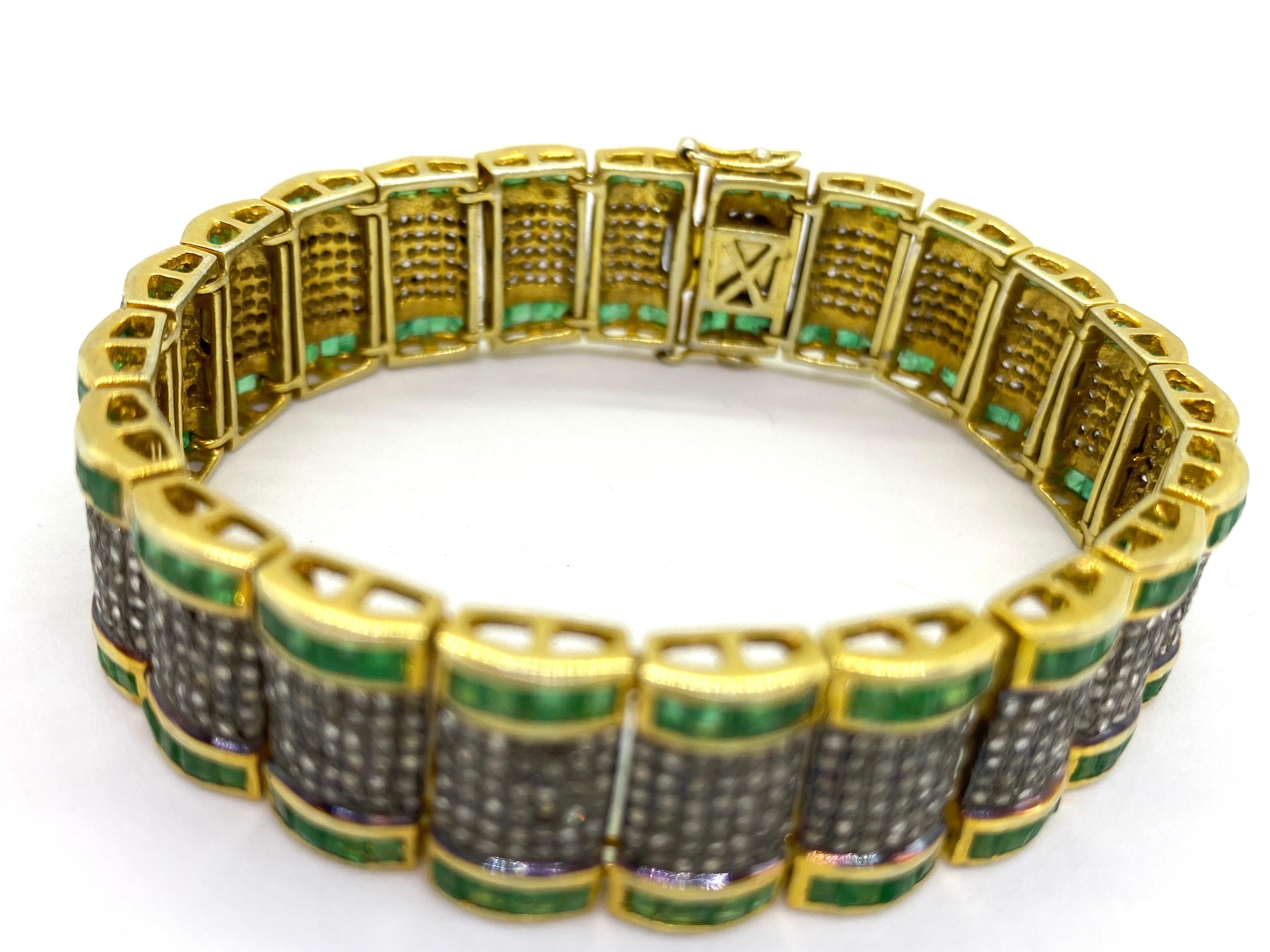 Bracelet indien d'émeraudes et de diamants.
Histoire de ce bijou, Acheté au début des années 2000 en Inde à Goa par un marchand de pierres précieuses pakistanais.
Bijoux en argent et plaqué or ?
Bijoux avec petits diamants et émeraudes.
Il n'y a pas