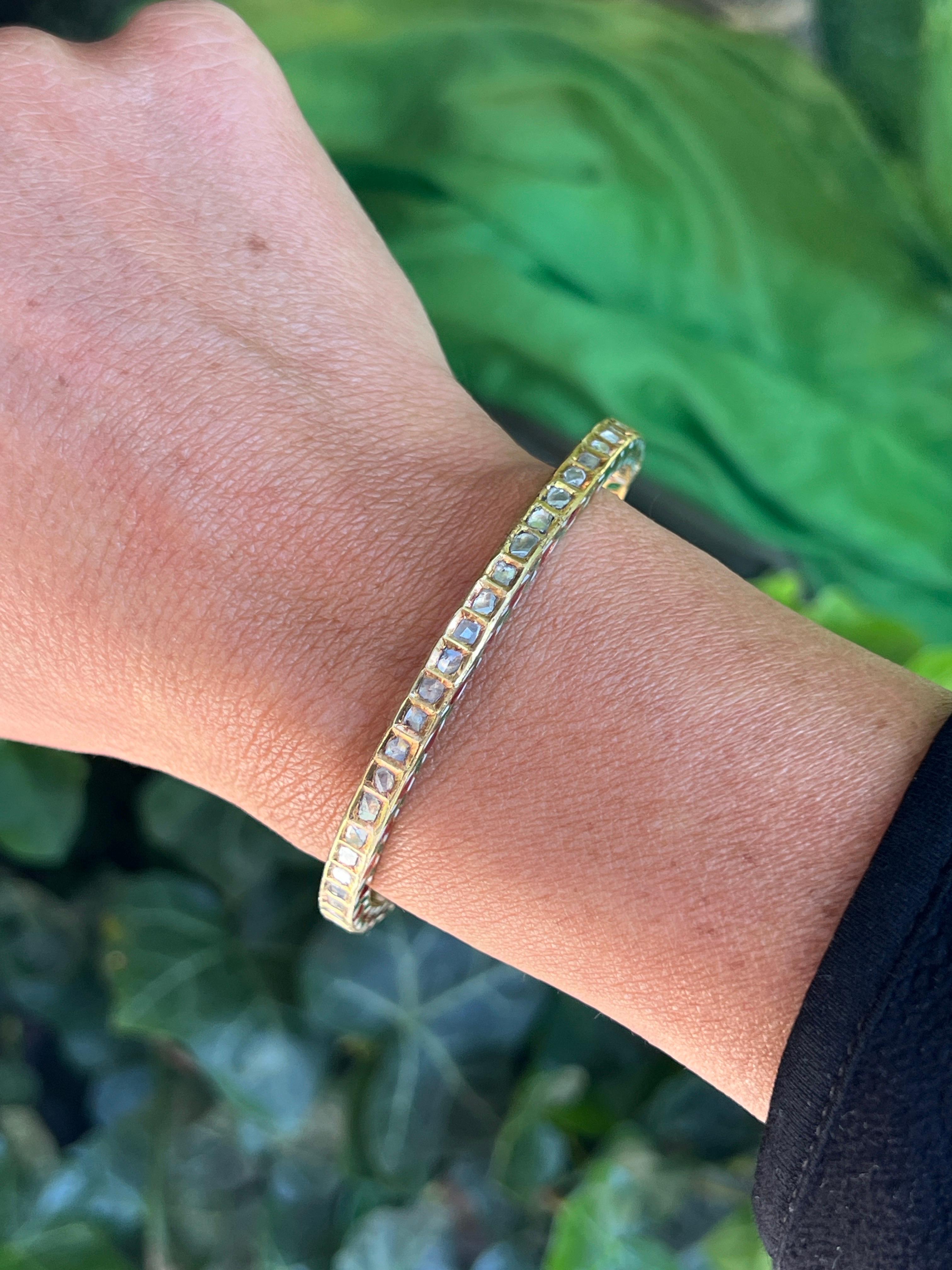 Pulsera india de esmalte y diamantes

Brazalete con 53 diamantes talla rosa engastados en oro amarillo de 18 quilates, acentuados con el clásico rojo indio, verde,  y esmalte blanco.

El cierre es de rosca circular de oro.

Medidas: 7,75