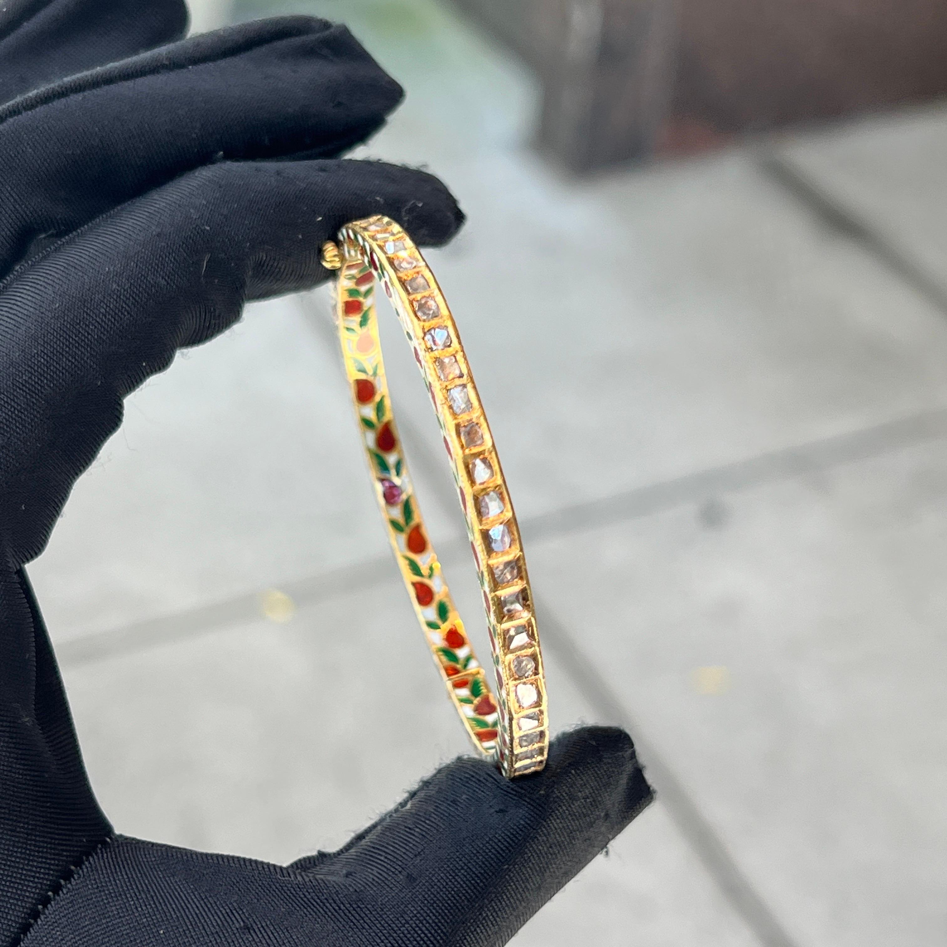 Indian Enamel and Diamond Bangle en Excelente estado para la venta en New York, NY