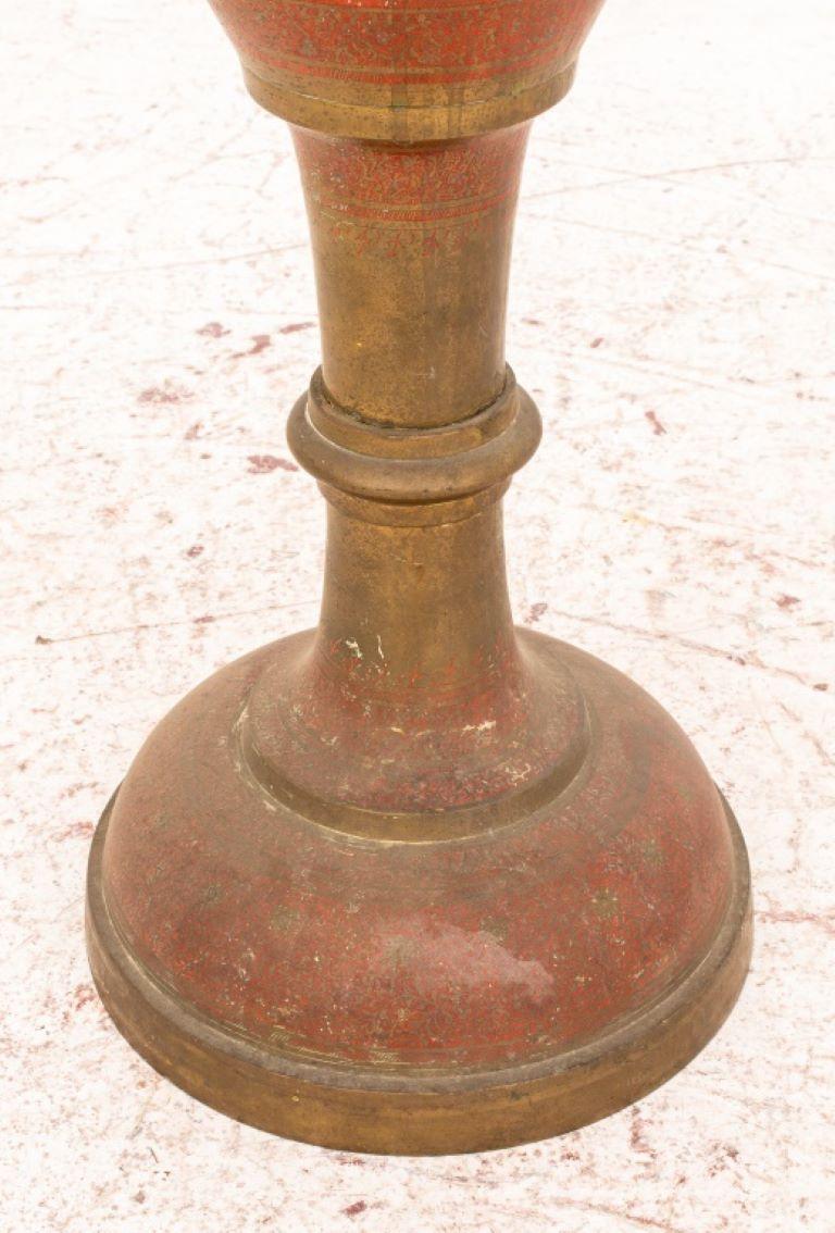 Indische Balustervase aus emailliertem Kupfer, hoch mit trompetenförmigem Hals über gedrehtem und modelliertem Körper, Sockel und Fuß.

Händler: S138XX