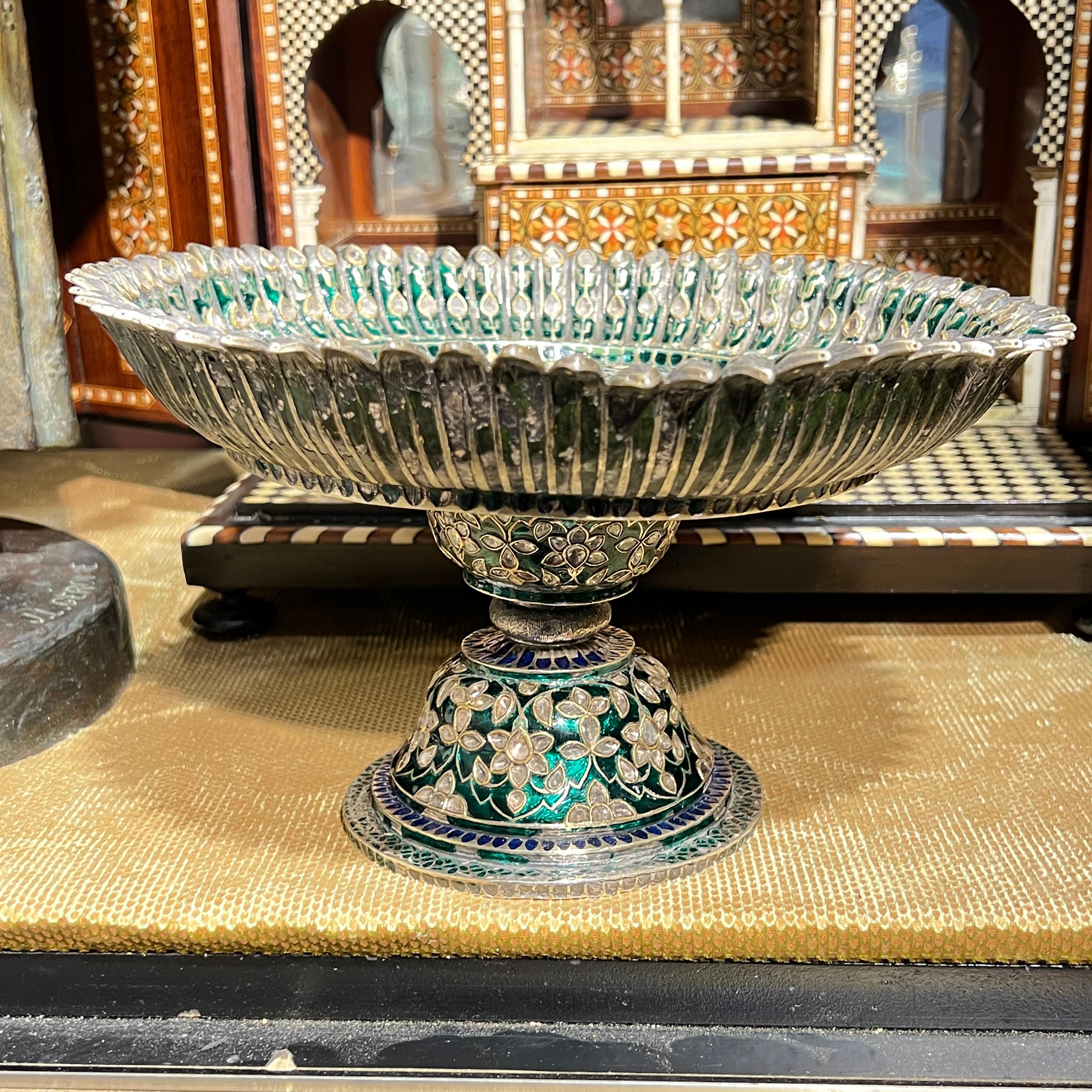 Indisches emailliertes Edelstein-Set  Silber-vergoldete Tazza, um 1800 5