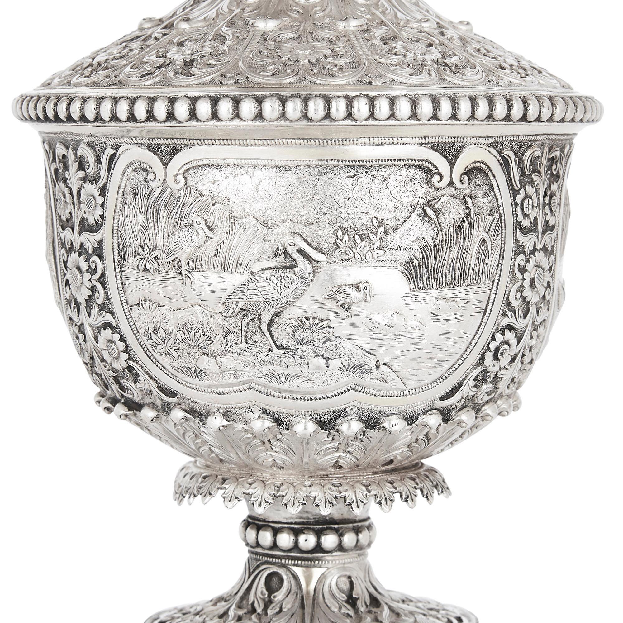 Fuente de mesa de plata grabada en la India por Oomersi Mawji & Sons siglo XIX en venta