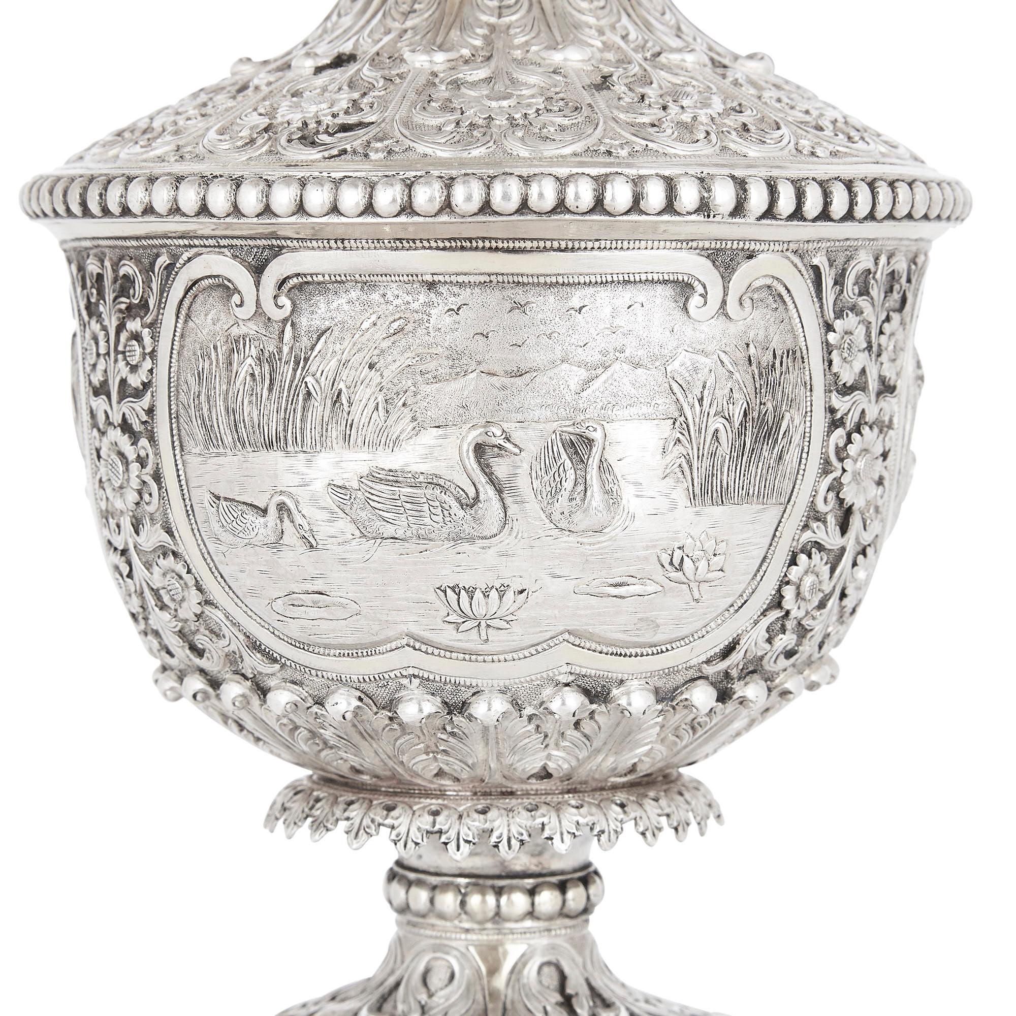 Fuente de mesa de plata grabada en la India por Oomersi Mawji & Sons Silver en venta