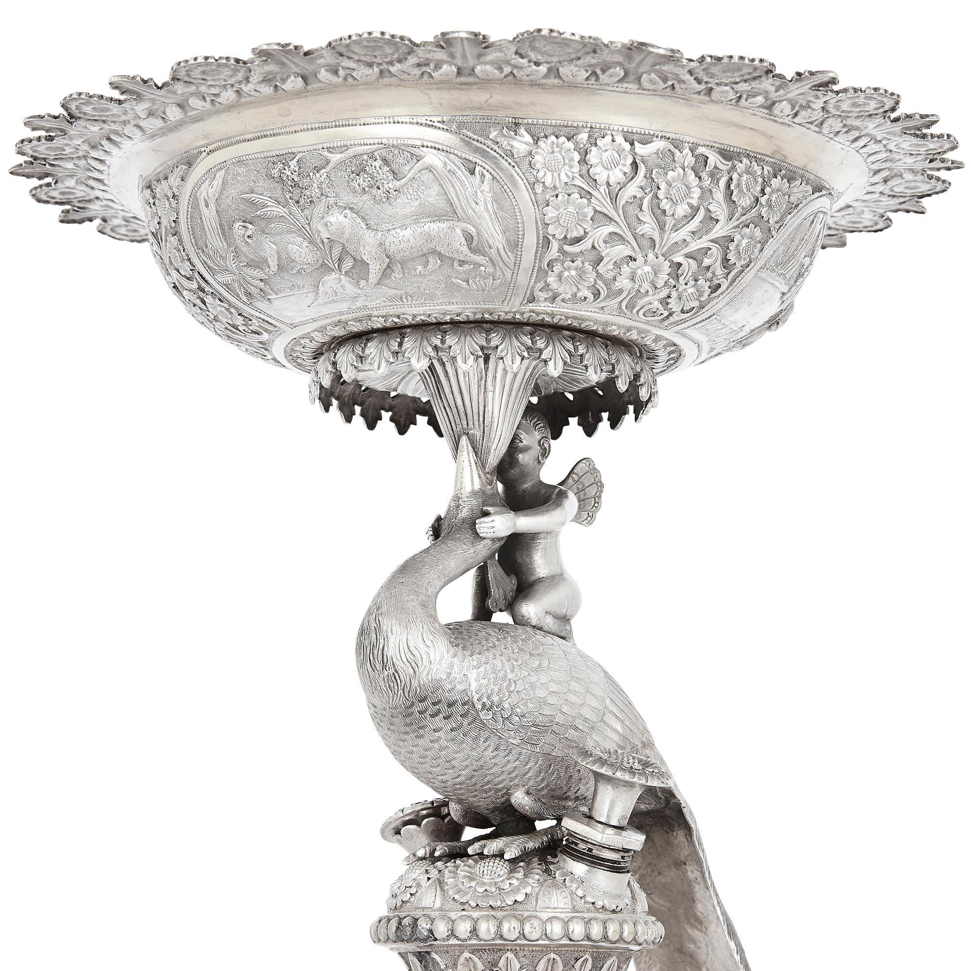 Fuente de mesa de plata grabada en la India por Oomersi Mawji & Sons en venta 2
