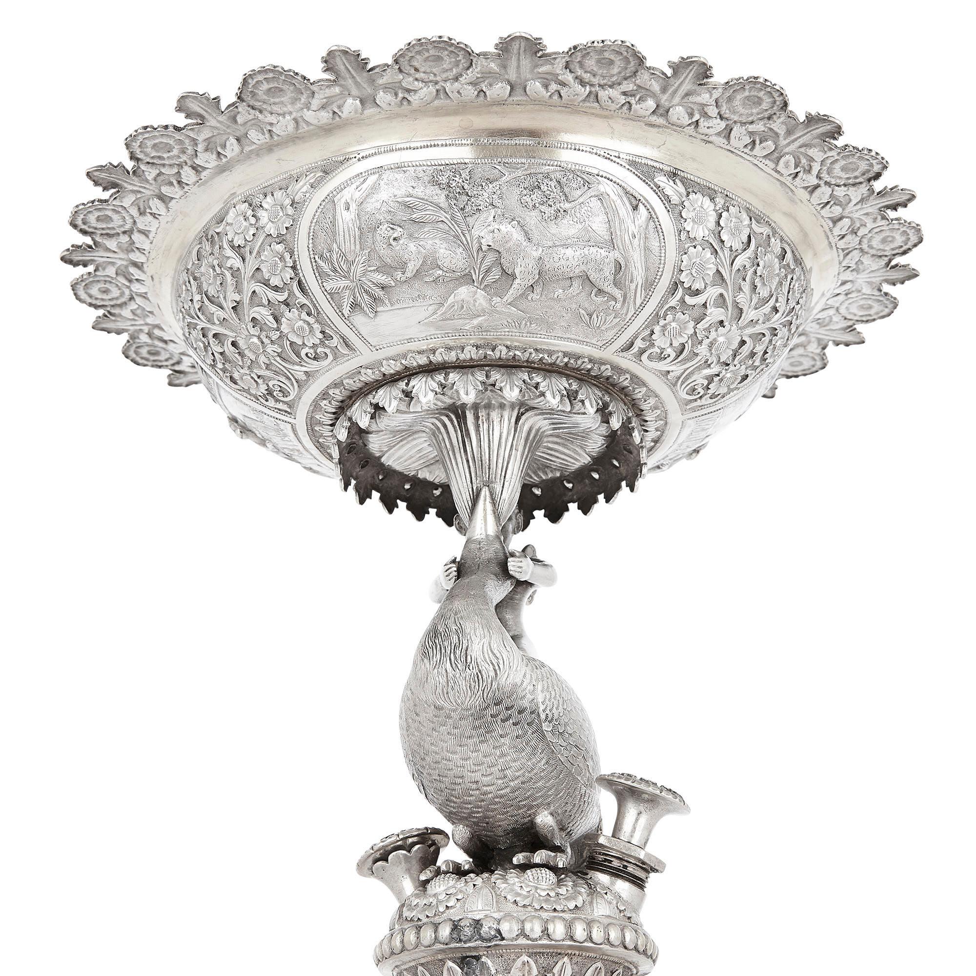 Fuente de mesa de plata grabada en la India por Oomersi Mawji & Sons en venta 3