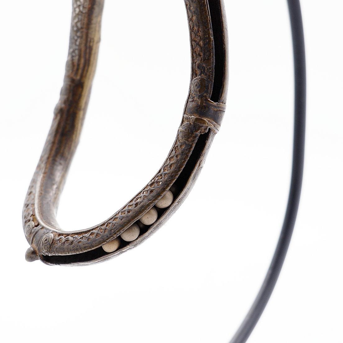 Bracelet de cheville ethnique indien avec cloches
Art primitif - Décoration - Tribal - Ethnique
Dimensions : 10cmx16cm H:38cm (mesures incluant le support) 
Usure conforme à l'âge et à l'utilisation.
