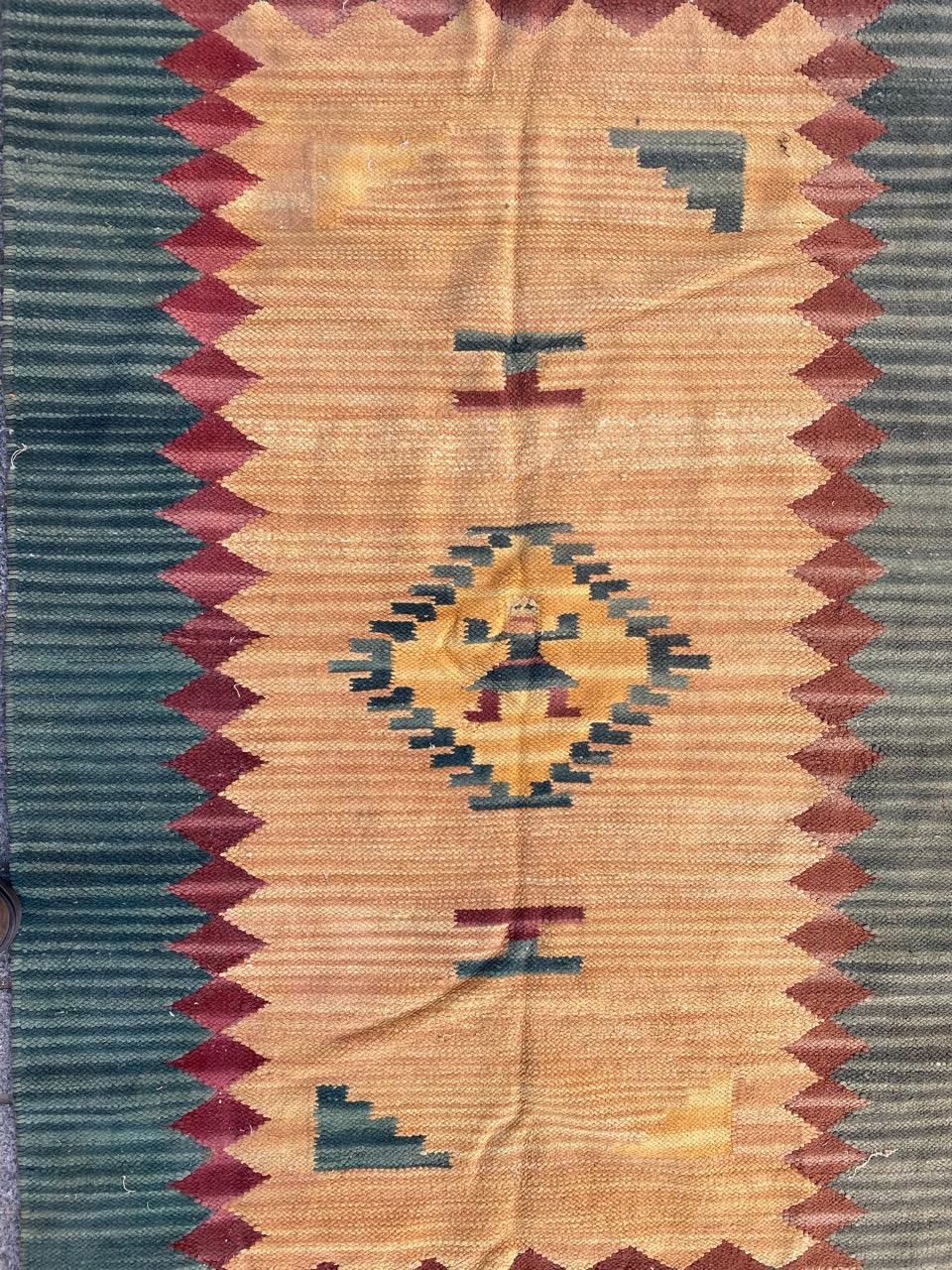 Sehr schöner indischer Durhie-Kilim aus dem späten 20. Jahrhundert mit geometrischem Stammesmuster und schönen Farben, komplett handgewebt mit Baumwolle auf Baumwollgrund.