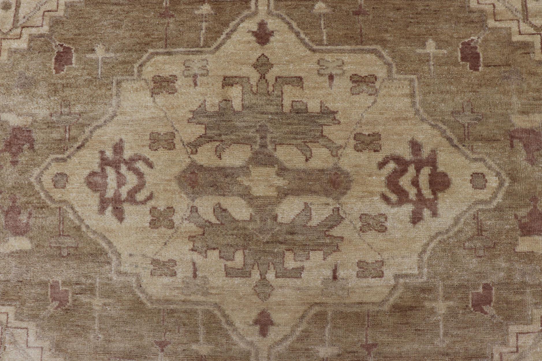 Indischer Oushak Teppich mit Blumenmedaillon Handgeknüpft in Tan, Taupe und Brown (21. Jahrhundert und zeitgenössisch) im Angebot