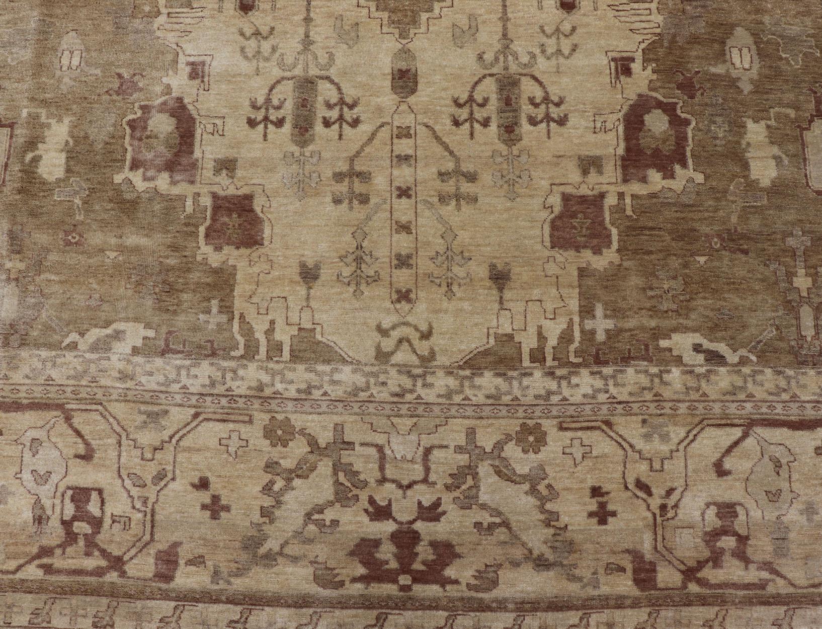 Indian Floral Medallion Oushak Area Rug Tapis noué à la main en Tan, Taupe et Brown en vente 2