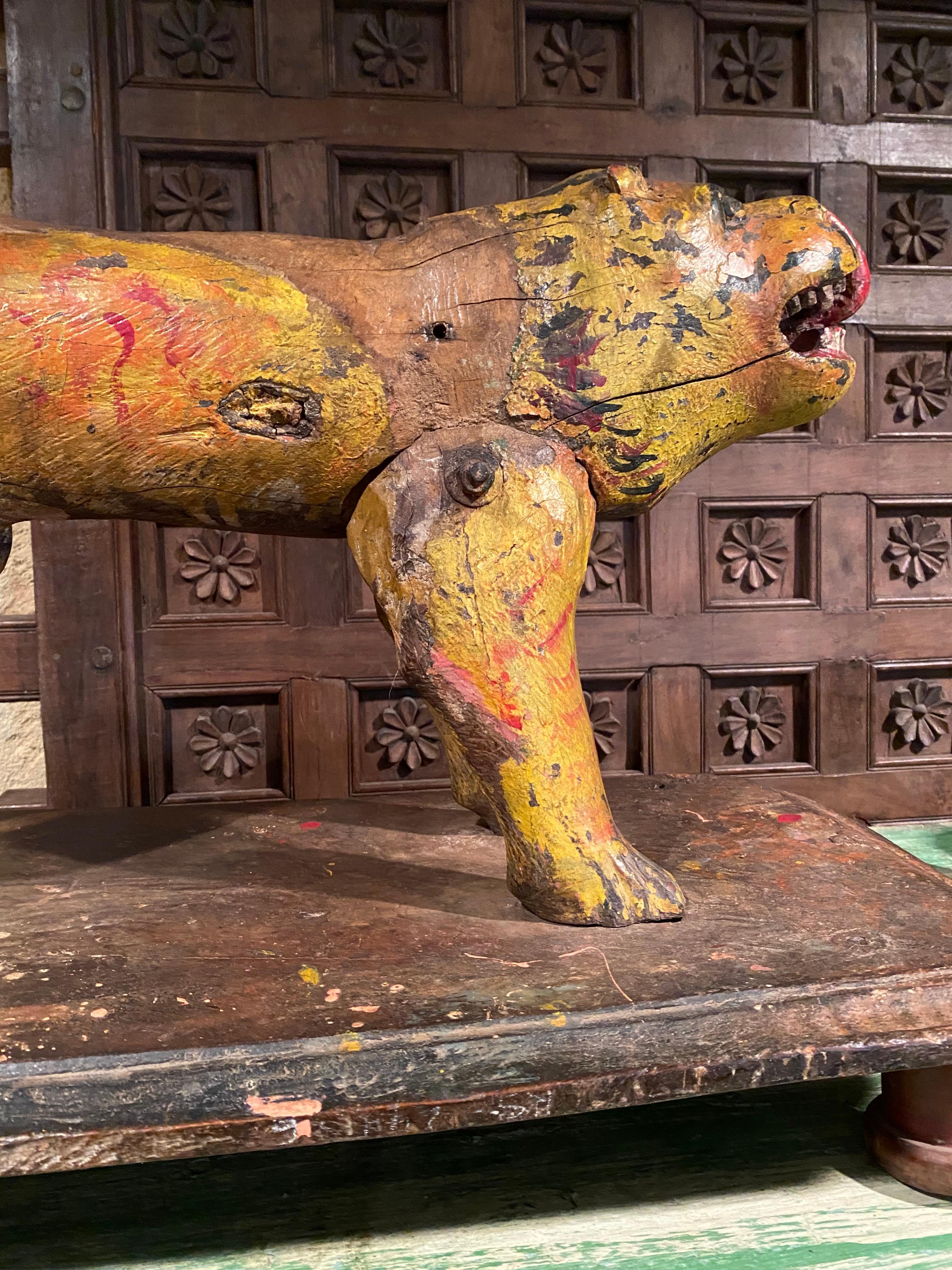 Indian Folk art sculpture of a roaring lion In Good Condition For Sale In BORDEAUX, FR