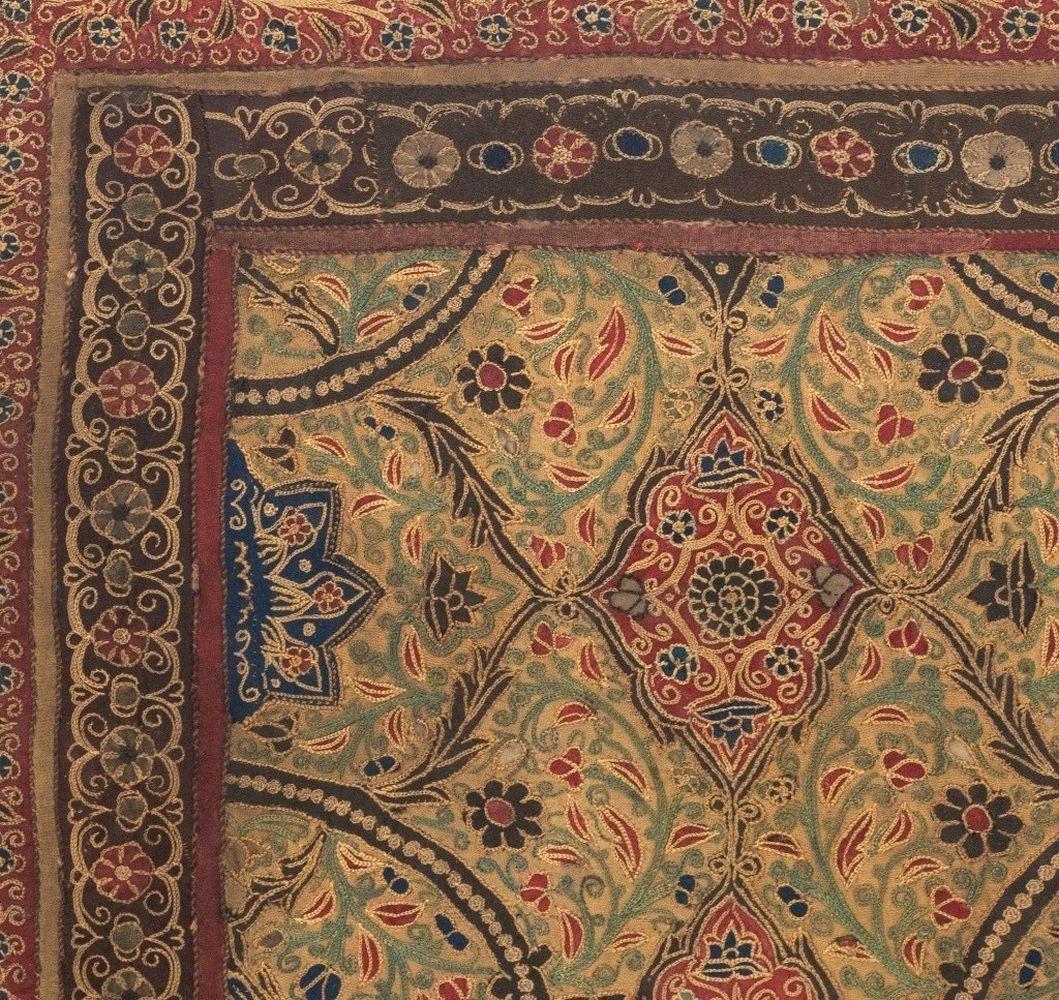 Tapisserie brodée indienne encadrée, avec des motifs d'étoiles et de fleurs, dans un cadre en acrylique. Tapisserie : 73