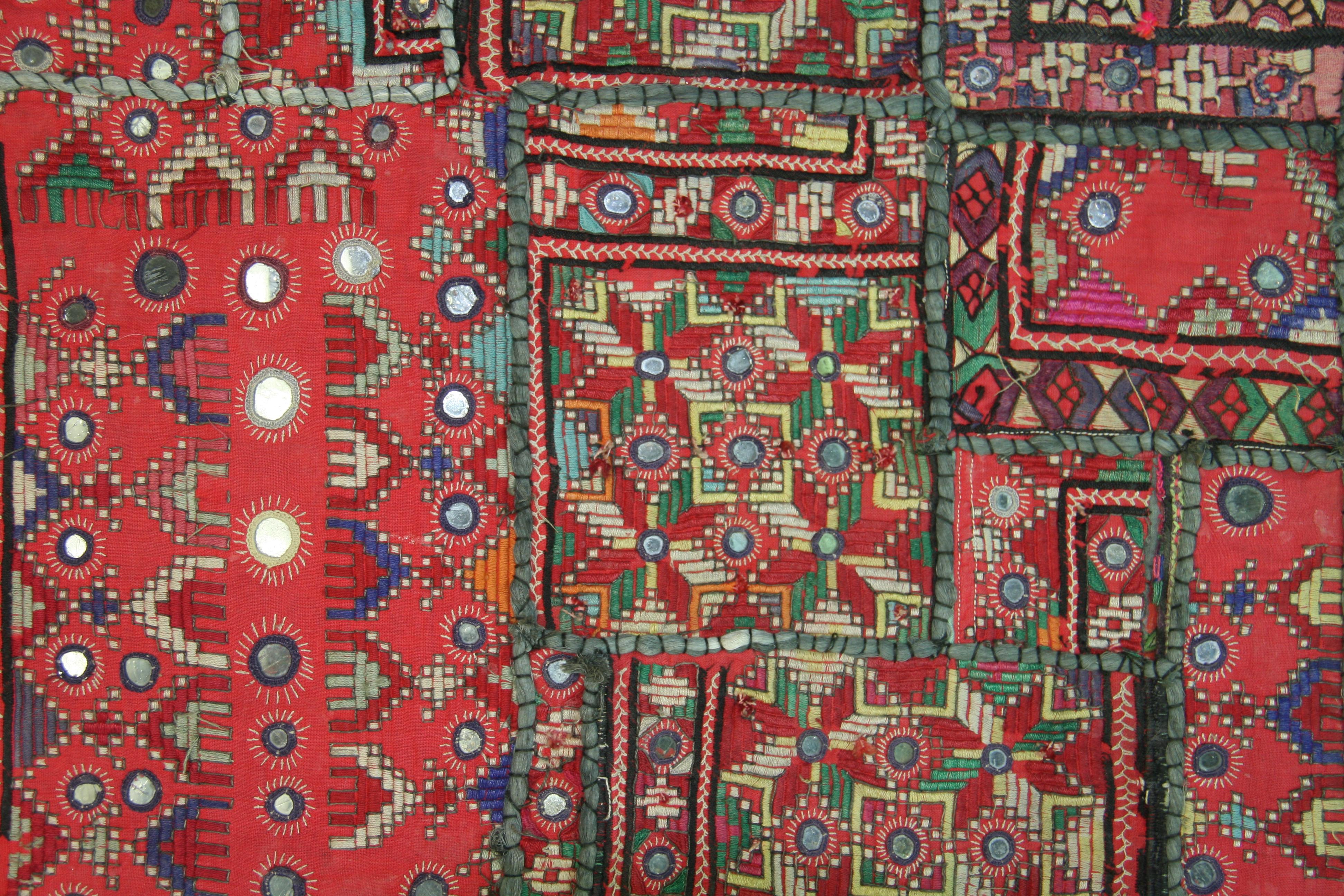 Indisches gerahmtes Textil-Patchwork im Zustand „Gut“ im Angebot in Douglas Manor, NY