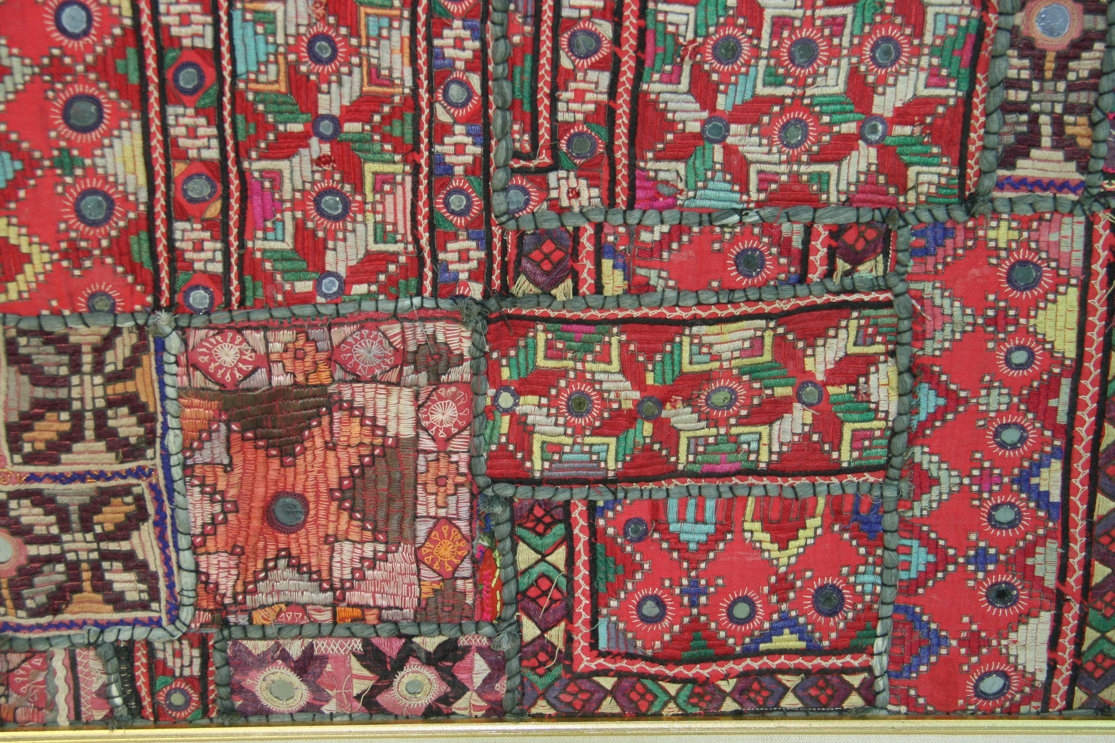 Indisches gerahmtes Textil-Patchwork im Angebot 2