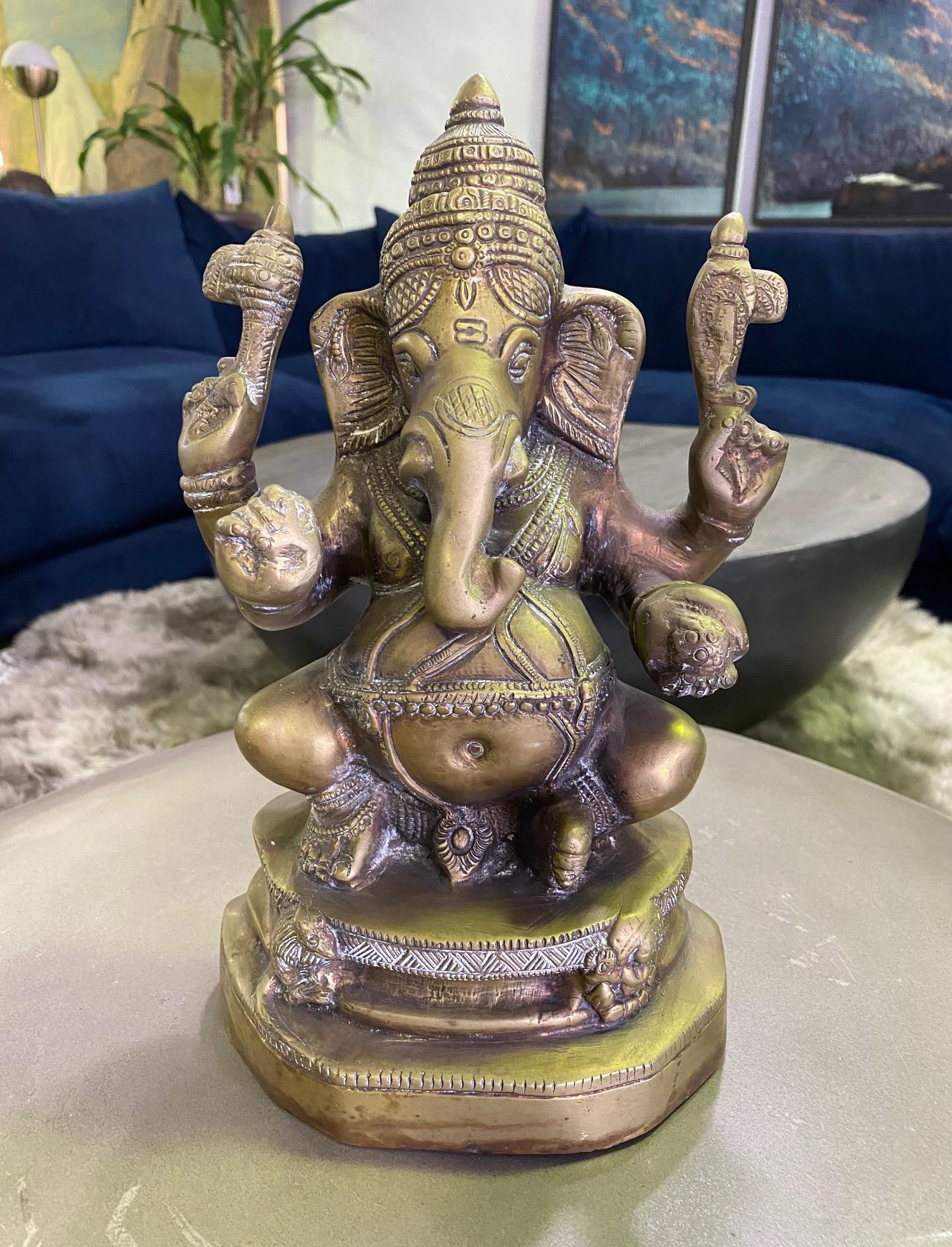 Une sculpture en laiton merveilleusement détaillée du dieu indien Ganesh ou Ganesha avec sa grande tête d'éléphant facilement reconnaissable. Ganesh est l'une des divinités les plus connues et les plus vénérées du panthéon hindou. Il est largement