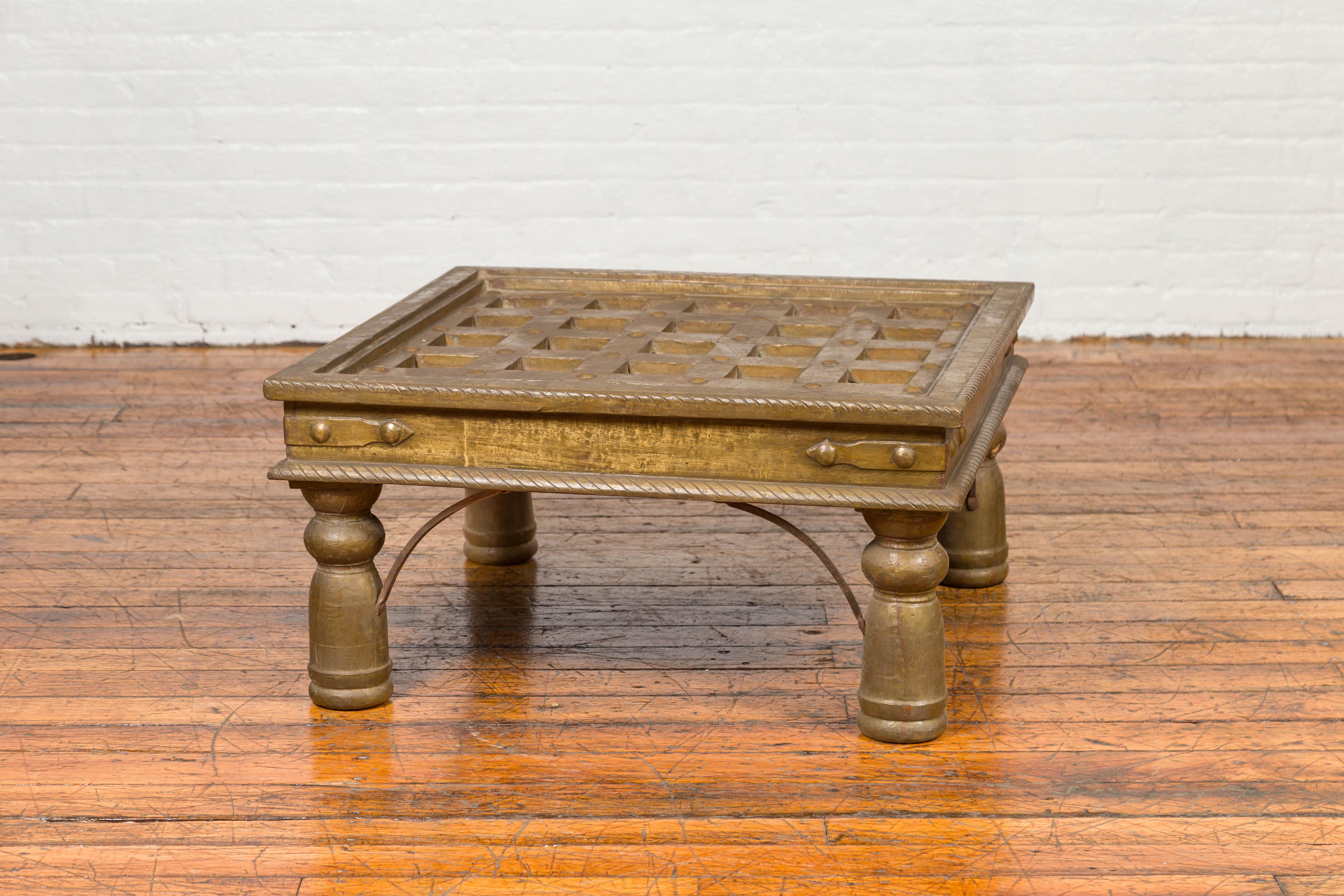 Grille de fenêtre en laiton à dessus géométrique indien transformée en table basse en vente 6