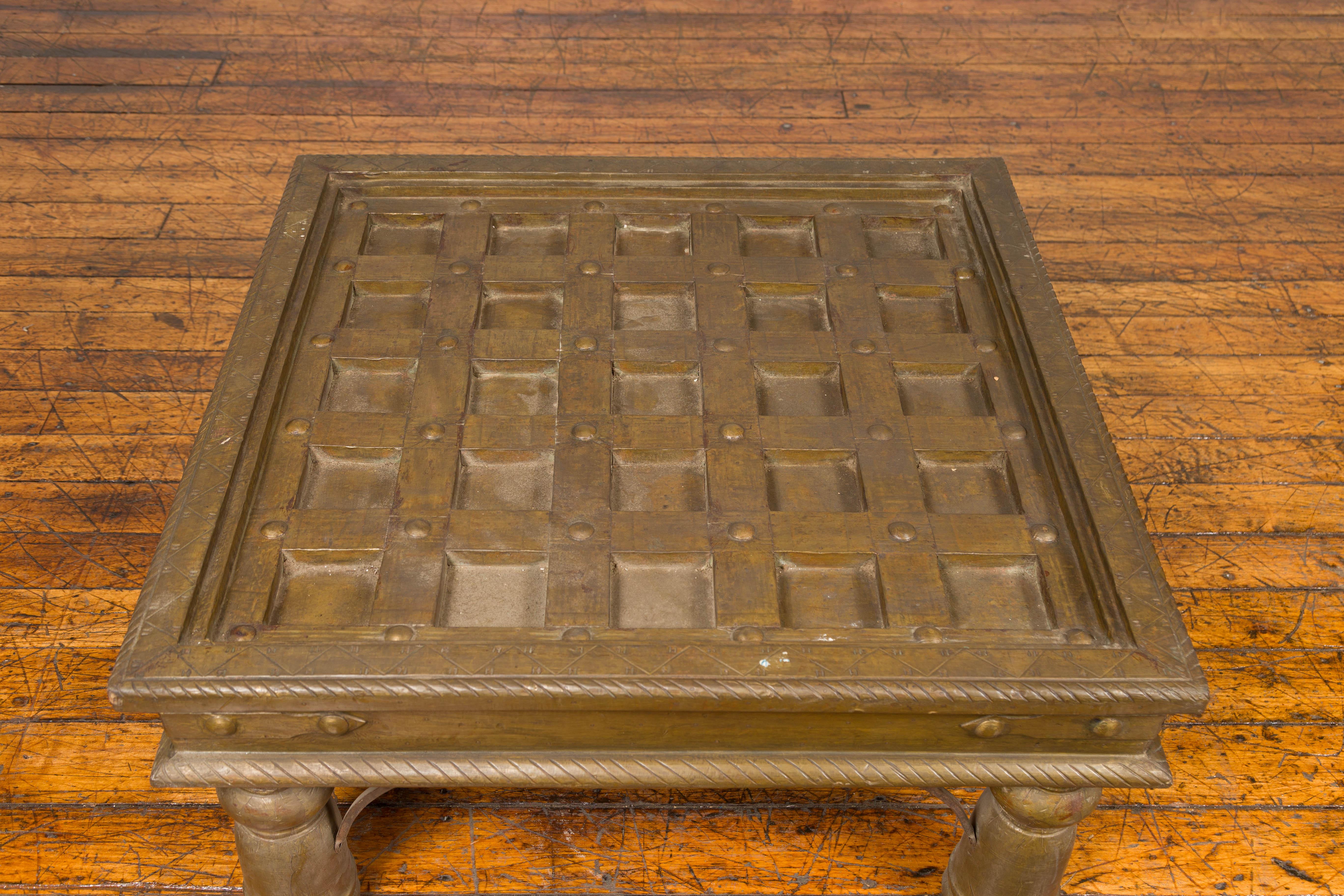 XIXe siècle Grille de fenêtre en laiton à dessus géométrique indien transformée en table basse en vente