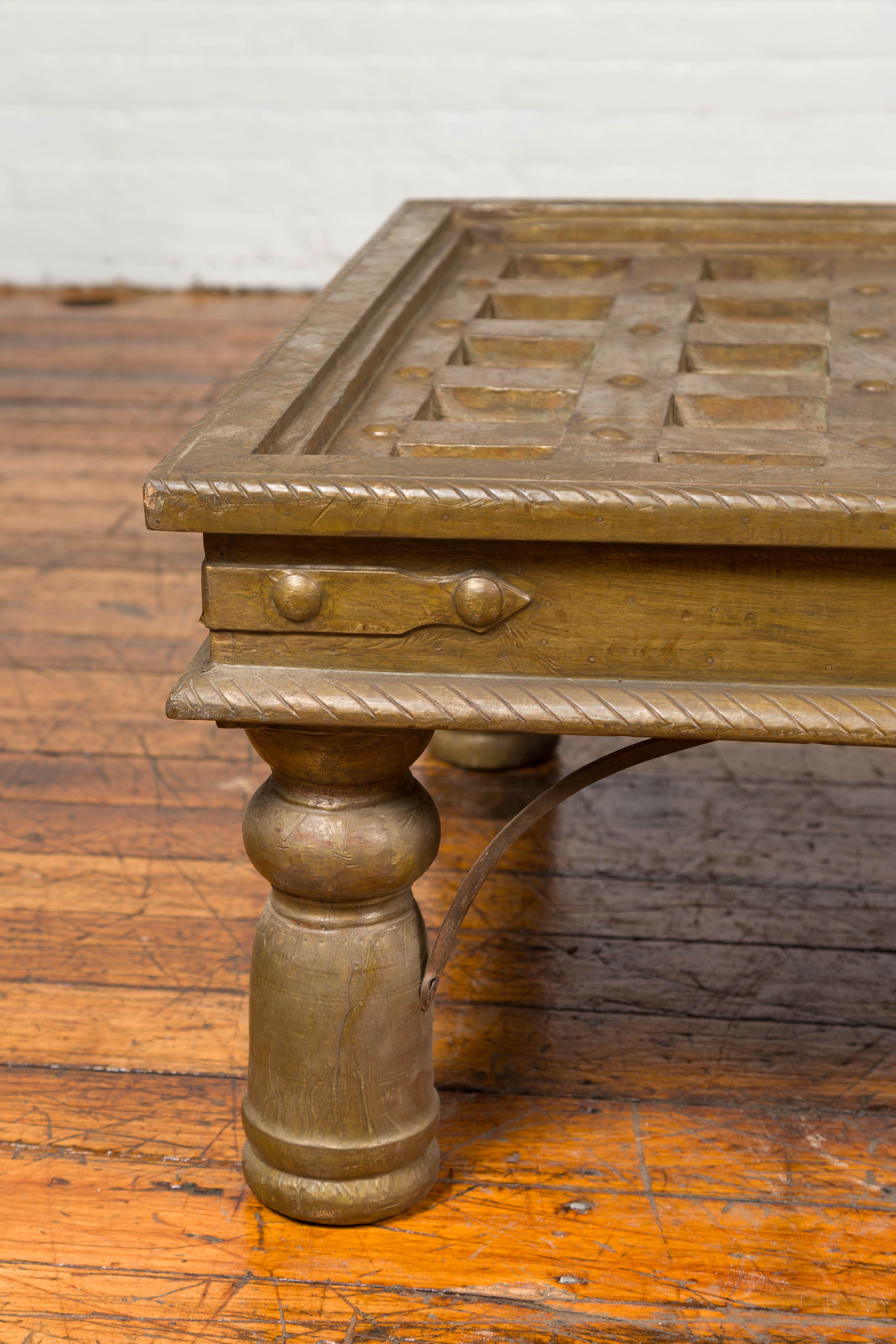 Laiton Grille de fenêtre en laiton à dessus géométrique indien transformée en table basse en vente