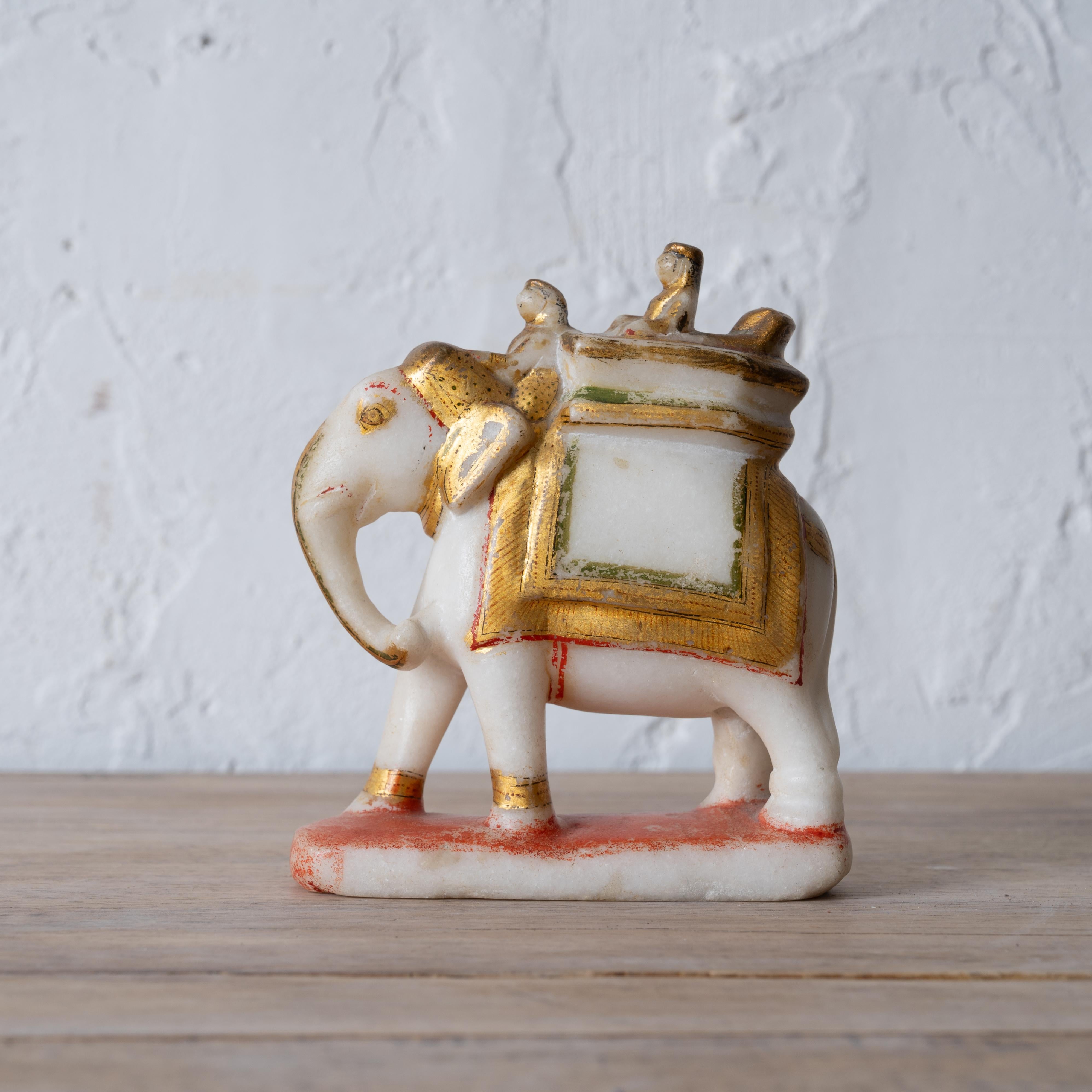 Éléphant en albâtre peint en polychrome et doré, Inde, Rajasthan, XIXe siècle


4 ½ par 1 ¾ par 5 pouces de hauteur



